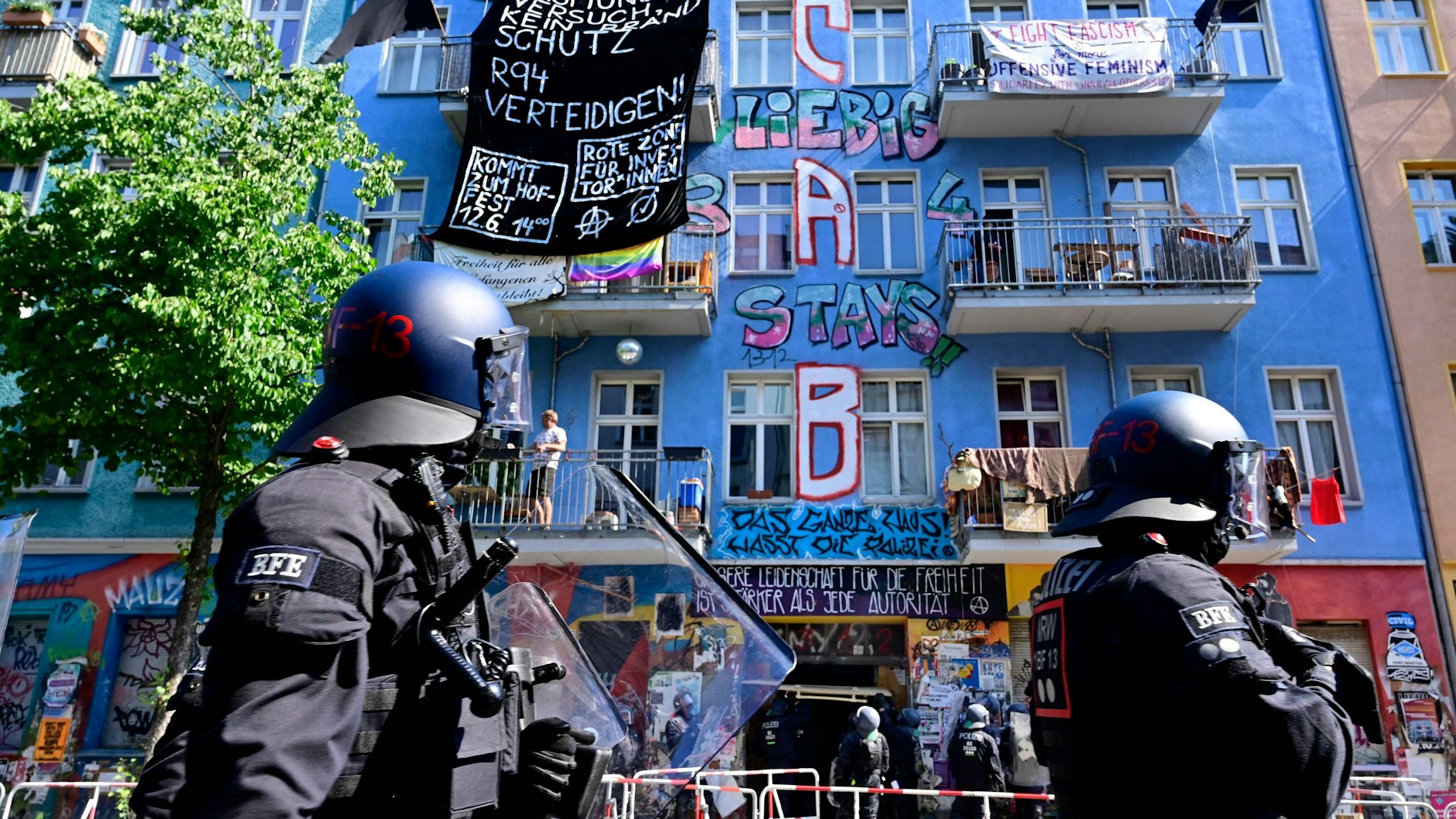 Die Rigaer 94: Über drei Stunden dauerte die Polizeiaktion, um das teilbesetzte und verbarrikadierte Haus für den Brandschutzprüfer begehbar zu machen.