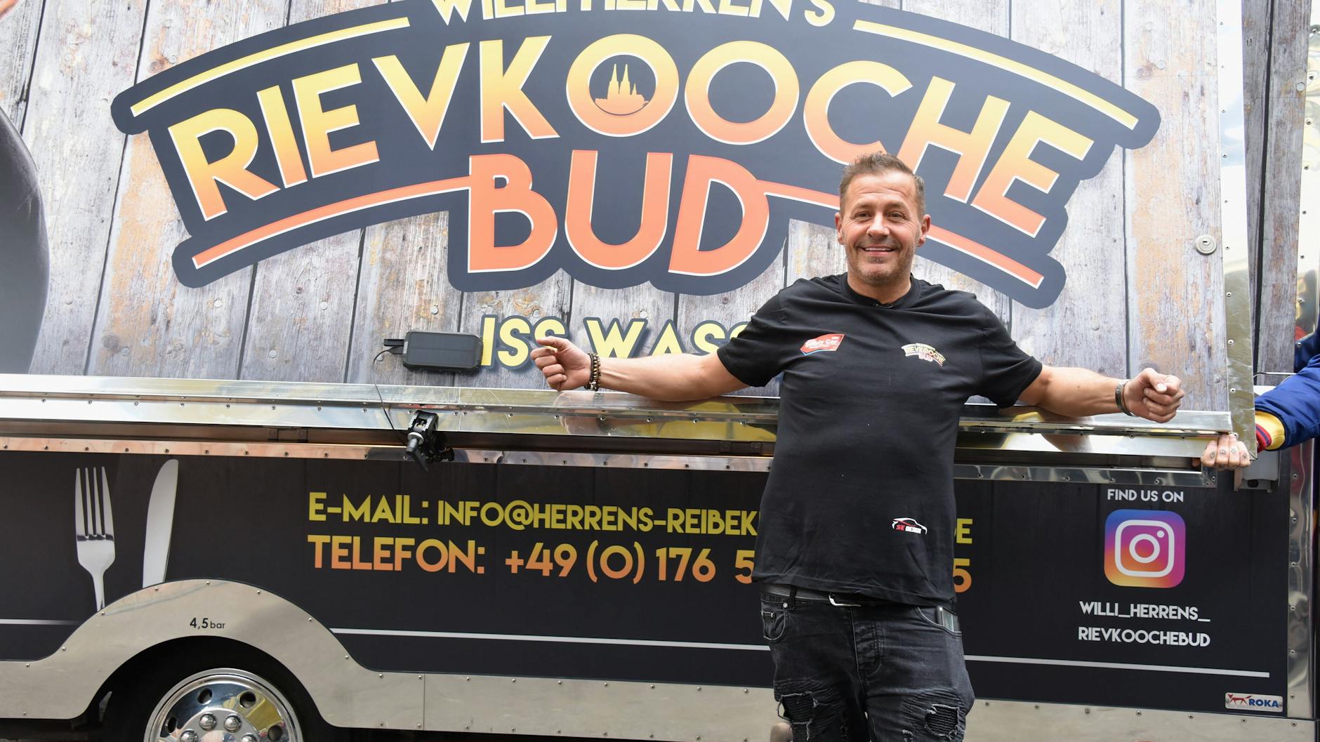 Willi Herren bei der Eröffnung seines Reibekuchen-Trucks im April 2021