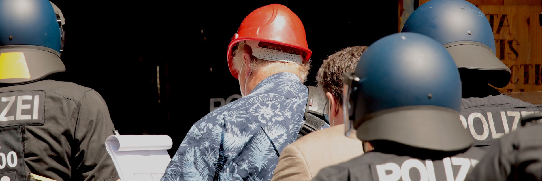 Der Brandschutzprüfer betritt zusammen mit Polizisten das Haus Rigaer 94 in der Rigaer Straße.