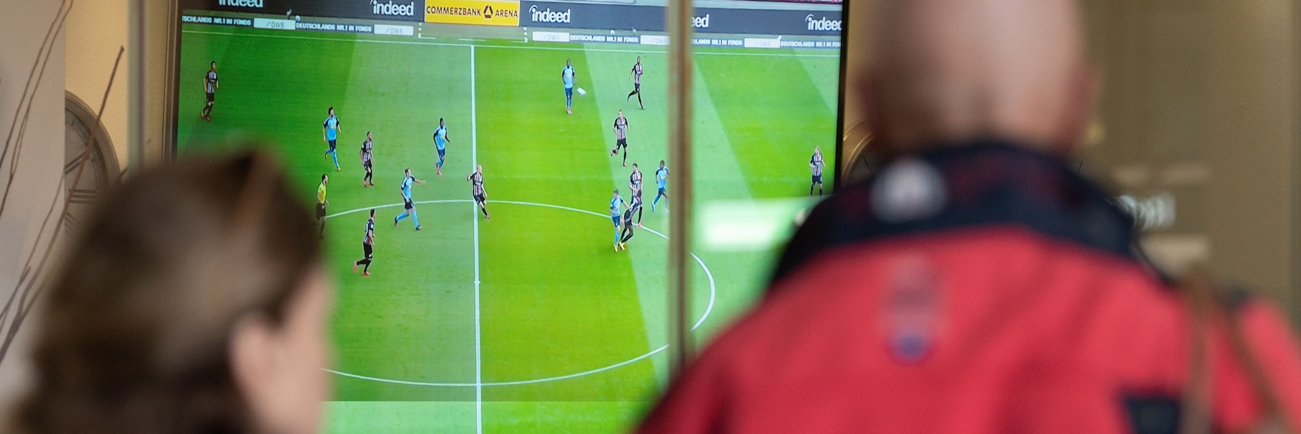 Die Aufregung beim Fußballschauen kann besonders Menschen mit Vorerkrankungen gefährlich werden.