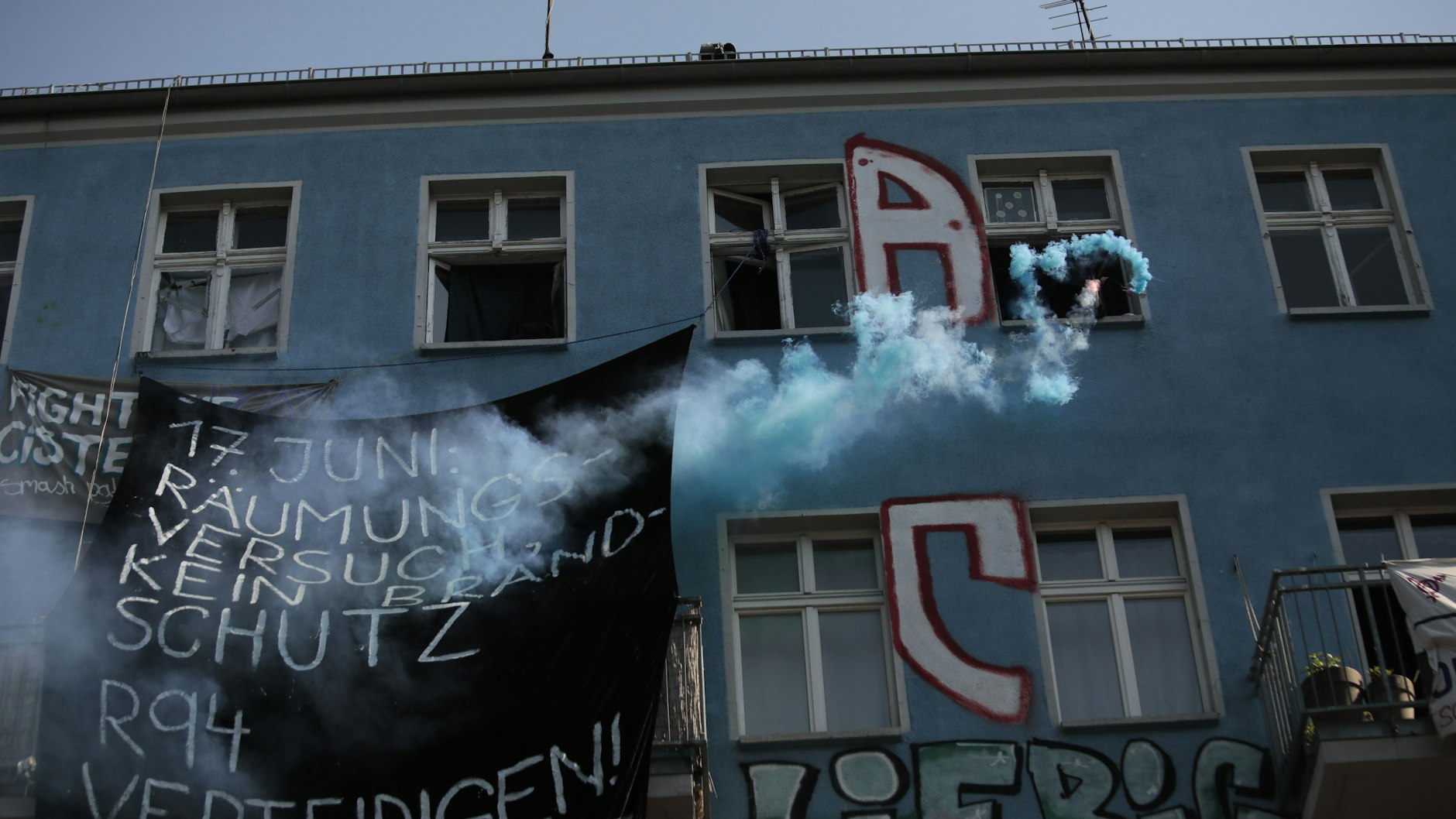 Hausbesetzer zünden Feuerwerk.