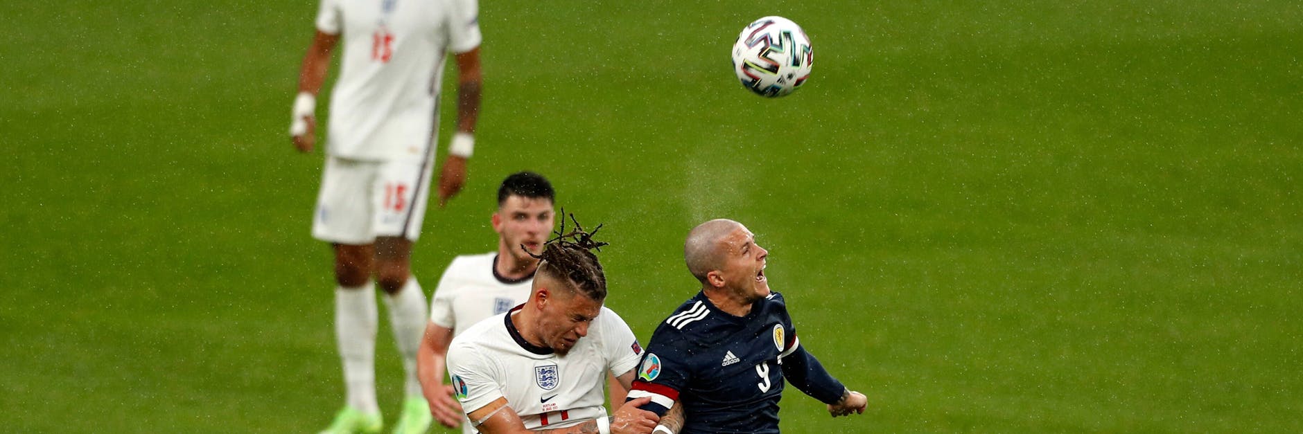 Kampf um jeden Zentimeter! England und Schottland lieferten sich ein packendes EM-Spiel. 