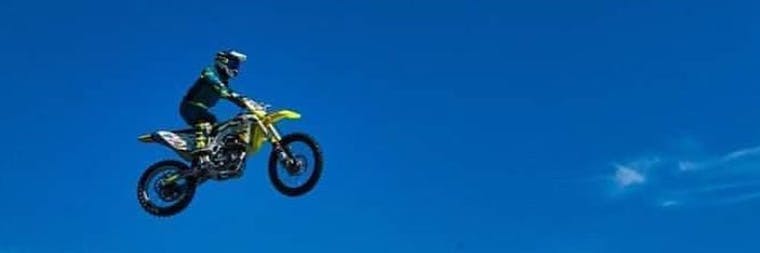 Der US-amerikanische Motorrad-Stuntman Alex Harvill bei einem seiner gewagten Sprünge.