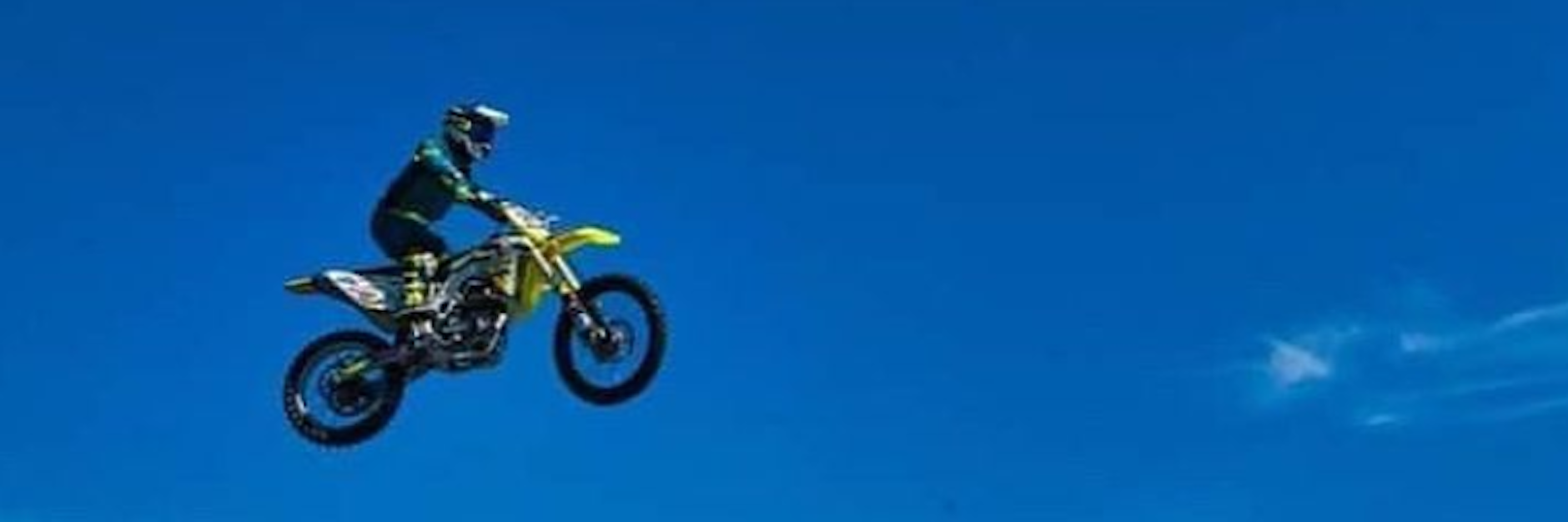 Der US-amerikanische Motorrad-Stuntman Alex Harvill bei einem seiner gewagten Sprünge.