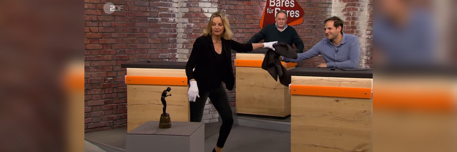 „Bares für Rares“-Händlerin Susanne Steiger sieht die Bronze als erste und ist schockiert.