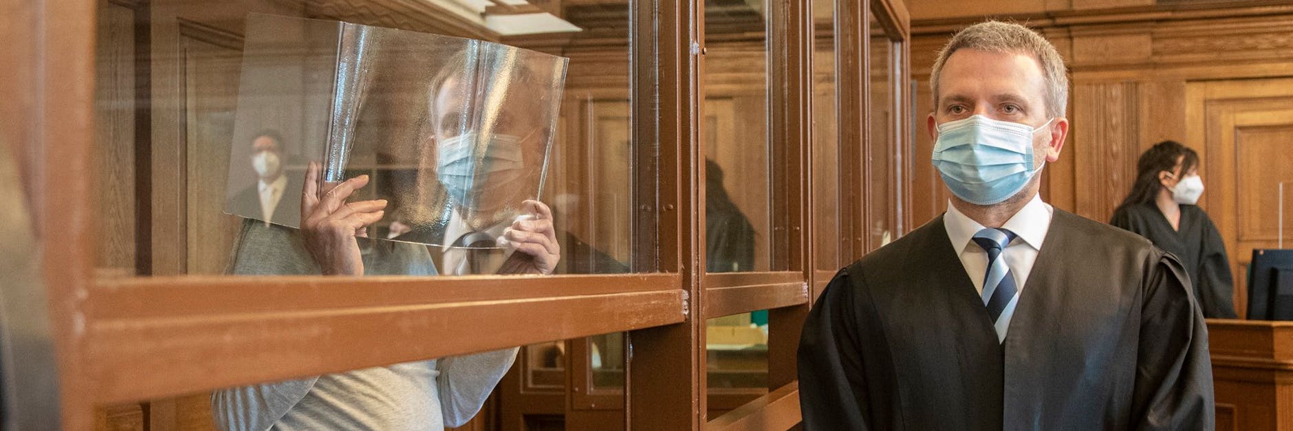 Der Angeklagte Peter G. (84) soll im Januar 2021 seine schlafende 93-jährige Ehefrau in der gemeinsamen Wohnung in Neukölln mit einem Hammer und einem Küchenmesser getötet haben.<br>