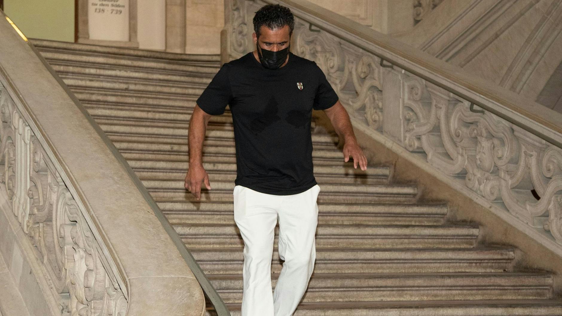 Es geht abwärts: Den Berliner Clanchef Arafat A.-Ch. auf den Treppen des Gerichts.