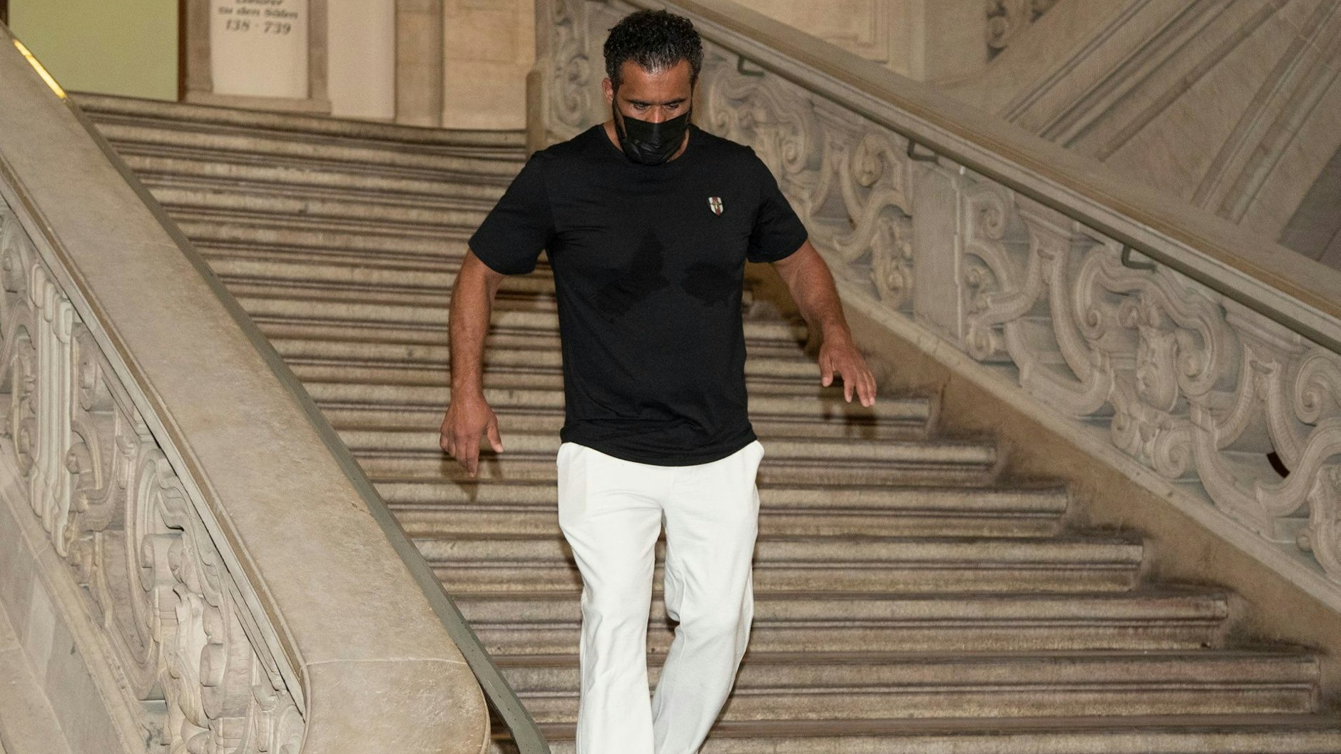 Es geht abwärts: Den Berliner Clanchef Arafat A.-Ch. auf den Treppen des Gerichts.