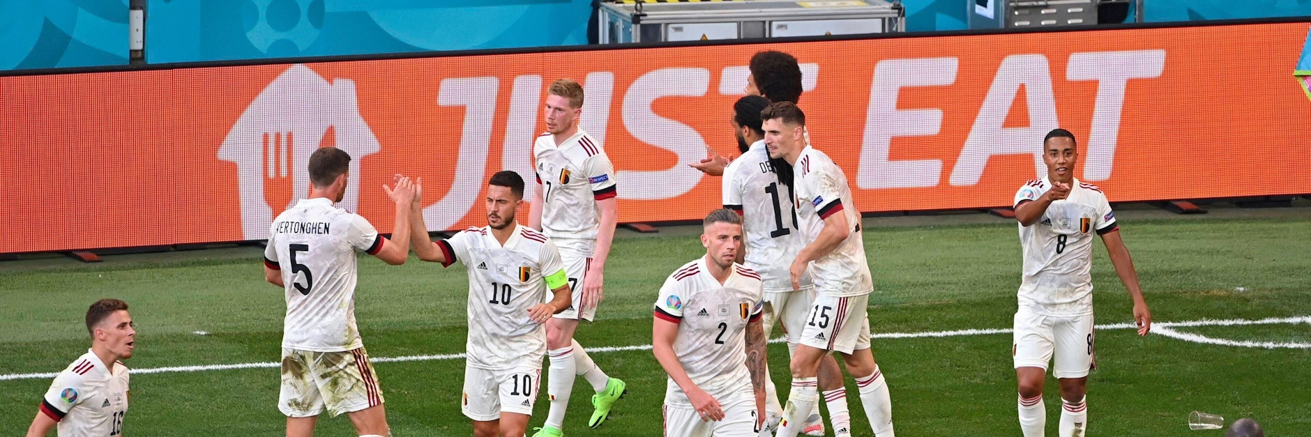 Die Belgier bejubeln ein Tor gegen Dänemark, im Hintergrund zeigt sich Werbung für Just Eat. Deutsche Zuschauer dürften sich fragen: Ist das nicht das Logo von Lieferando?