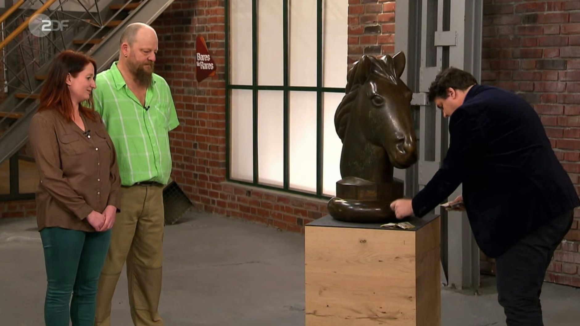 „Bares für Rares“-Händler Daniel Meyer zahlt 3200 Euro für den Pferdekopf.