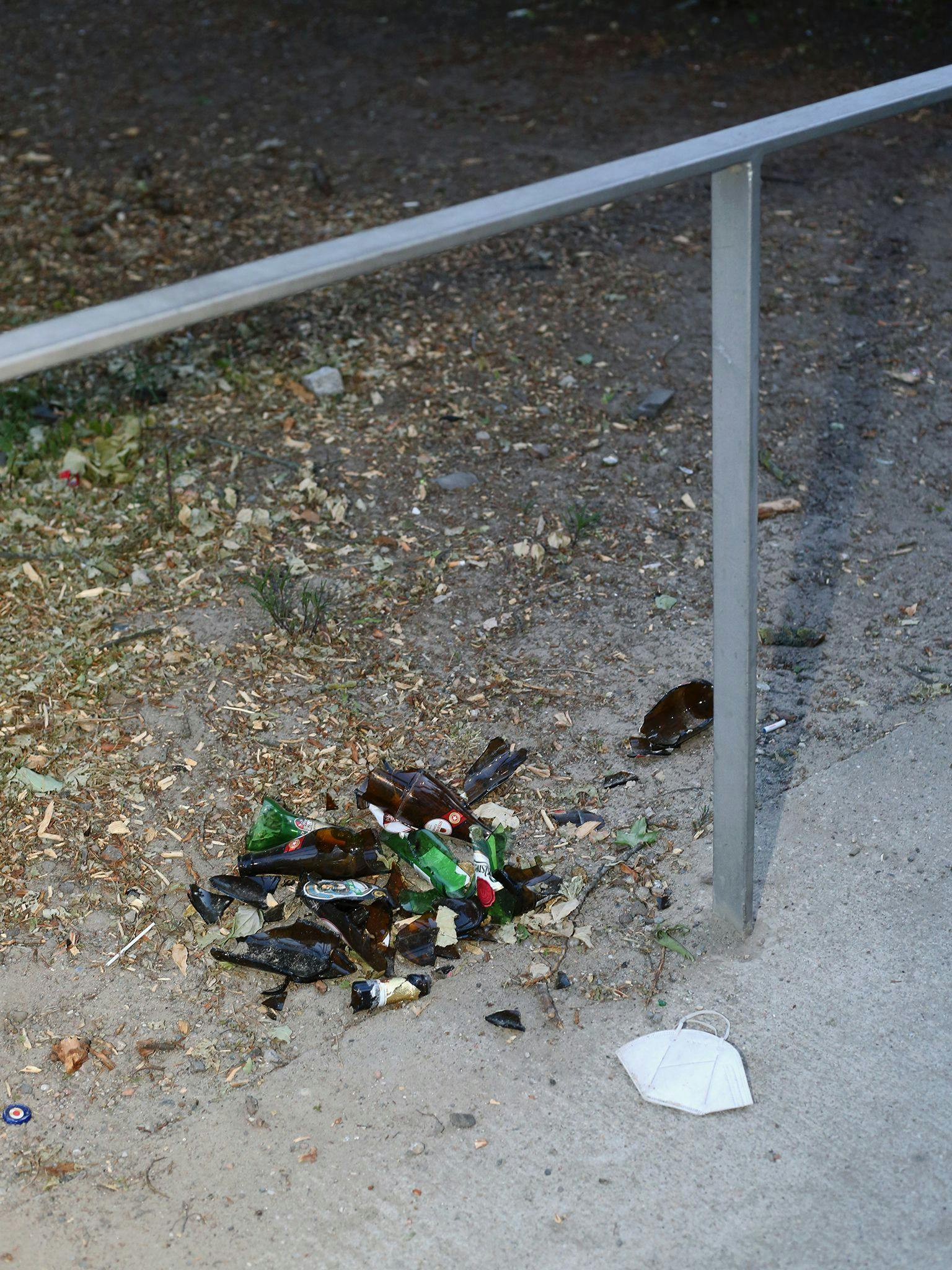 Schmutz, Gestank, Scherben und irgendwo liegt eine FFP2-Maske: der Park am Gleisdreieck im Sommer 2021. 