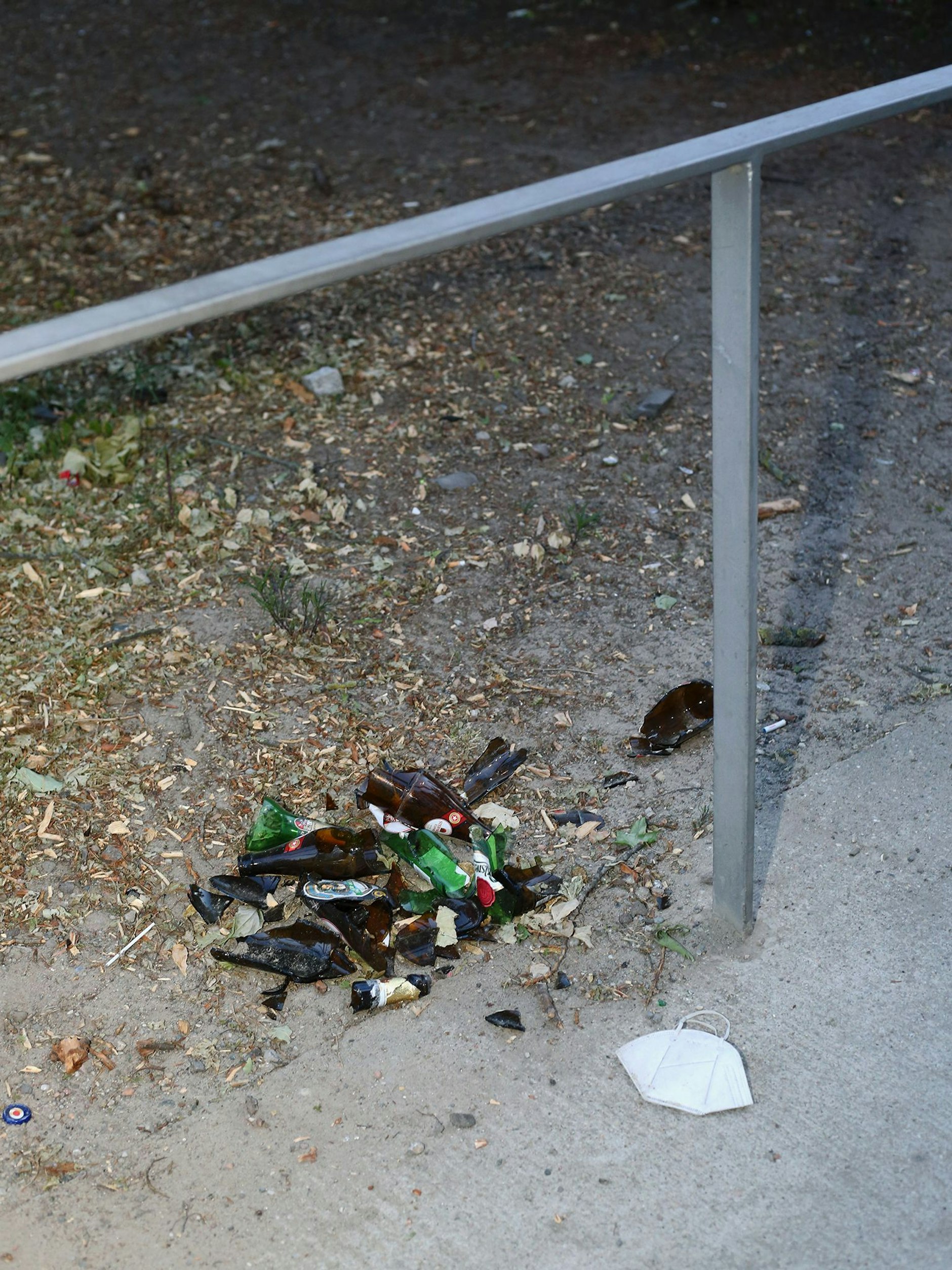 Schmutz, Gestank, Scherben und irgendwo liegt eine FFP2-Maske: der Park am Gleisdreieck im Sommer 2021.&nbsp;