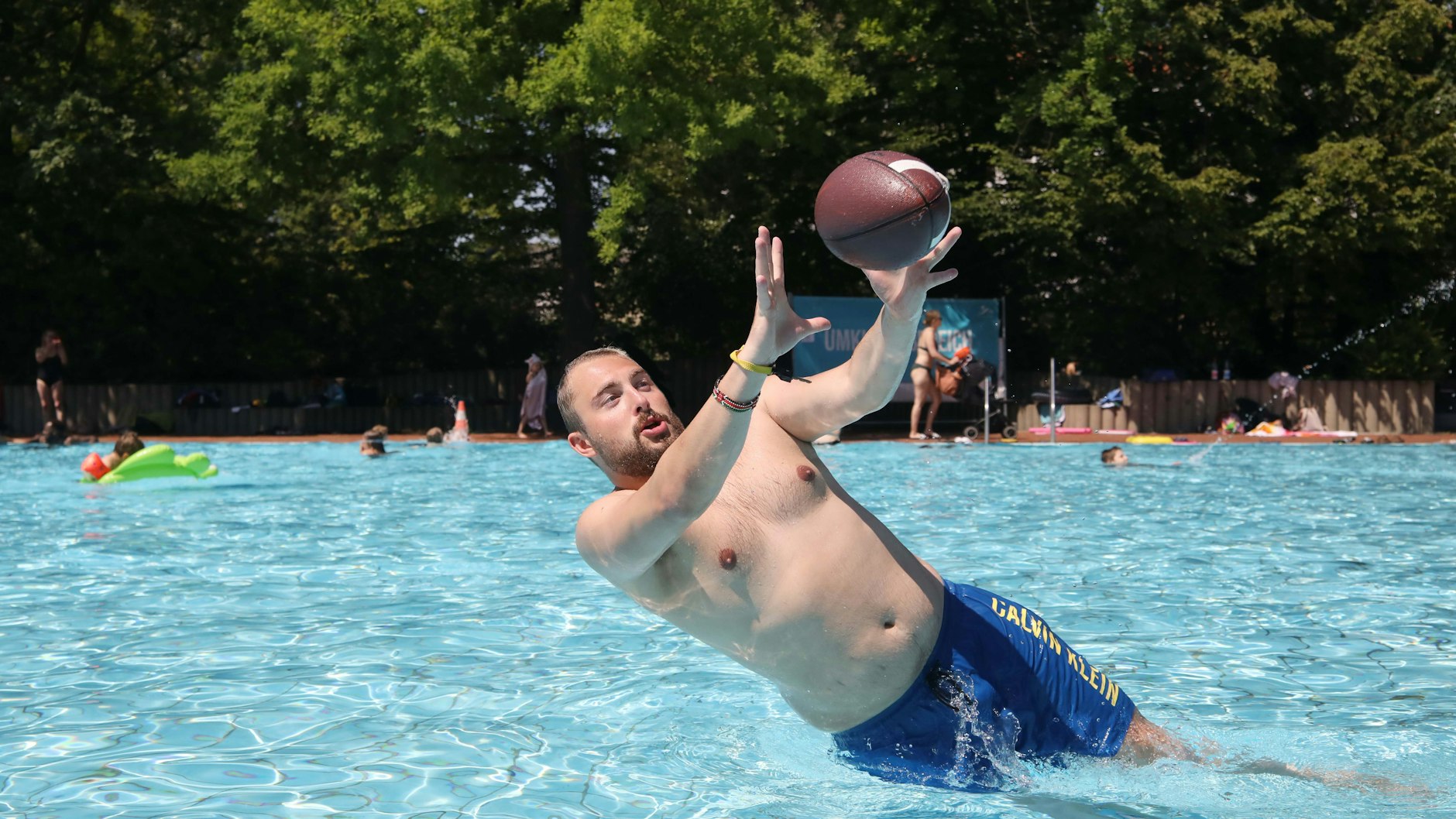 Joshua (26) amüsiert sich mit American Football im Prinzenbad.