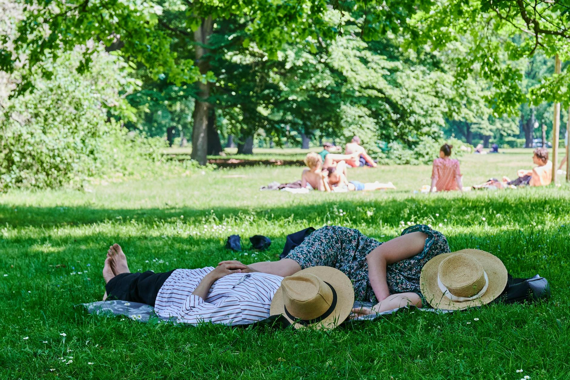 Am Wochenende genießen wieder viele Berlinerinnen und Berliner die Sonne wie hier im Tiergarten. Die Sieben-Tage-Inzidenz in der Hauptstadt liegt am Freitagmorgen bei 8,4.