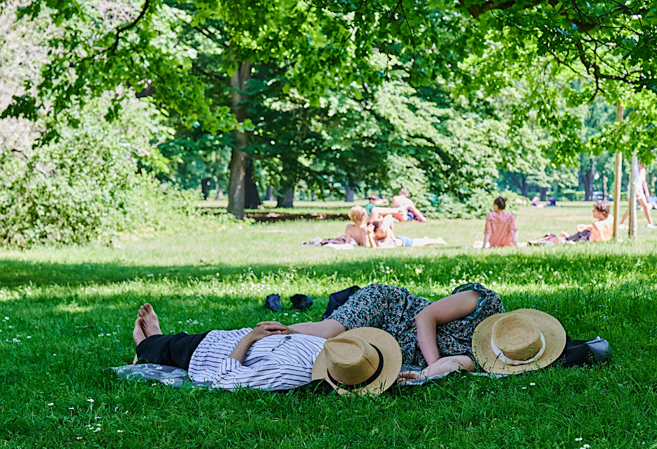 Am Wochenende genießen wieder viele Berlinerinnen und Berliner die Sonne wie hier im Tiergarten. Die Sieben-Tage-Inzidenz in der Hauptstadt liegt am Freitagmorgen bei 8,4.