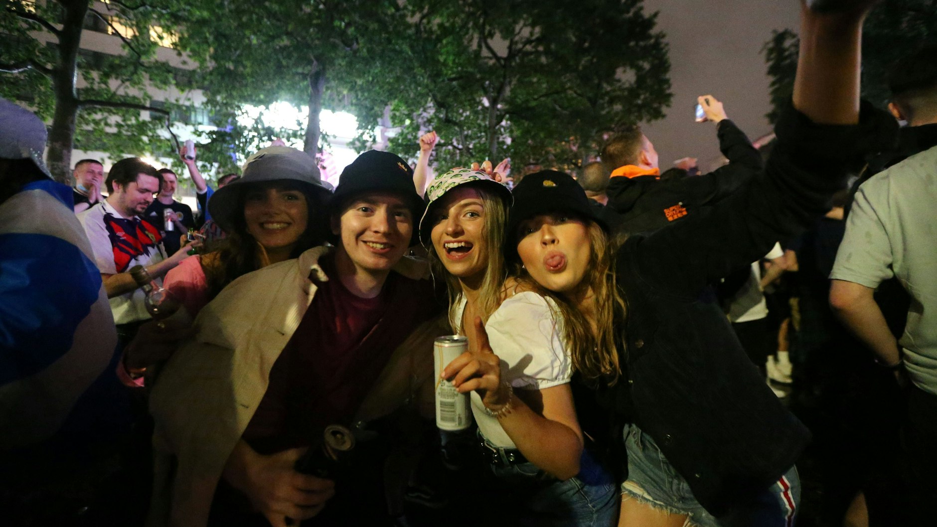 Vor allem unter jungen Briten gibt es zunehmend Infektionen mit der Delta-Variante. Viele Ältere sind ja bereits durch Impfung geschützt. Hier: schottische Fußballfans bei der EM in London.