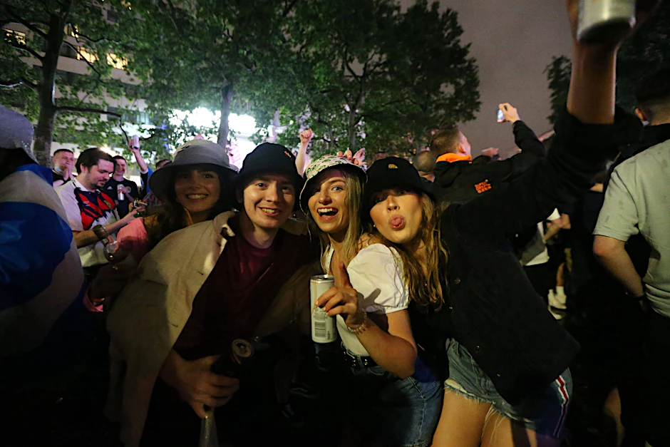 Vor allem unter jungen Briten gibt es zunehmend Infektionen mit der Delta-Variante. Viele Ältere sind ja bereits durch Impfung geschützt. Hier: schottische Fußballfans bei der EM in London. 