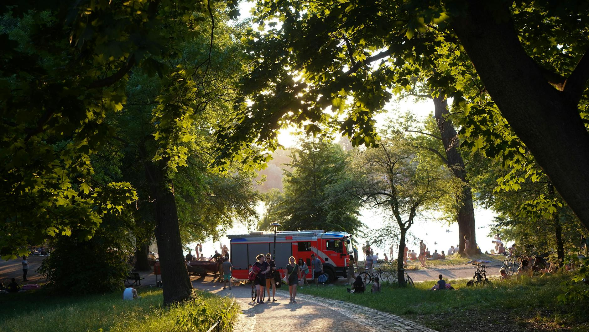 Ein Einsatzfahrzeug der Feuerwehr steht am Ufer des Weißen Sees. Am späten Nachmittag ist ein 25-jähriger Mann im See ertrunken. Die Ursache ist noch nicht bekannt. 