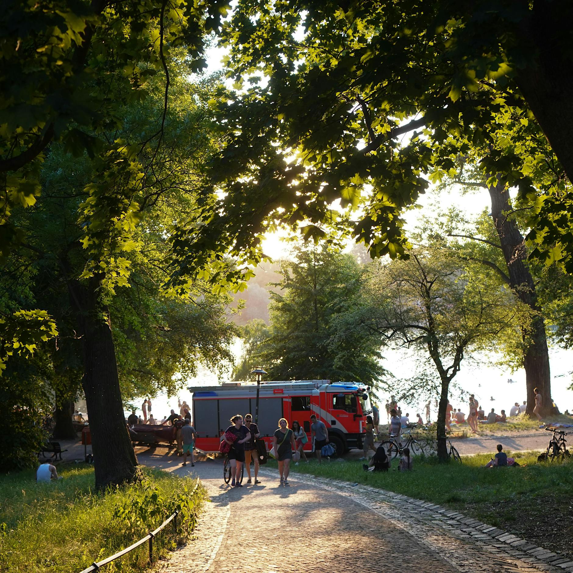 Mann ertrinkt in Berlins Weißem See: Immer mehr tödliche Badeunfälle +++ Diese Menschen sind besonders gefährdet +++ Wie Sie im Notfall richtig reagieren