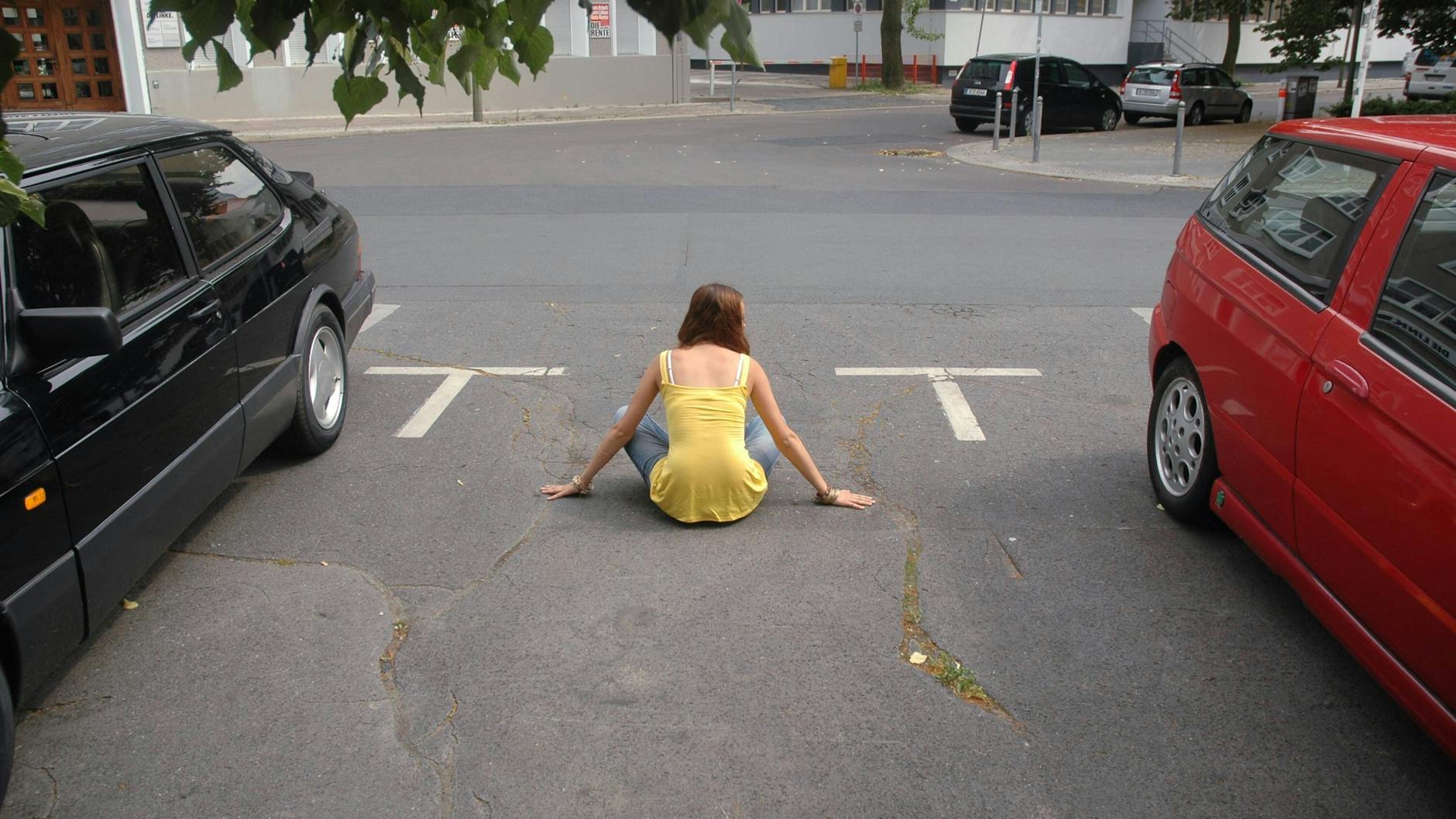 Eine Parklücke für jemanden freizuhalten ist verboten und wird mit Busgeld bestraft.