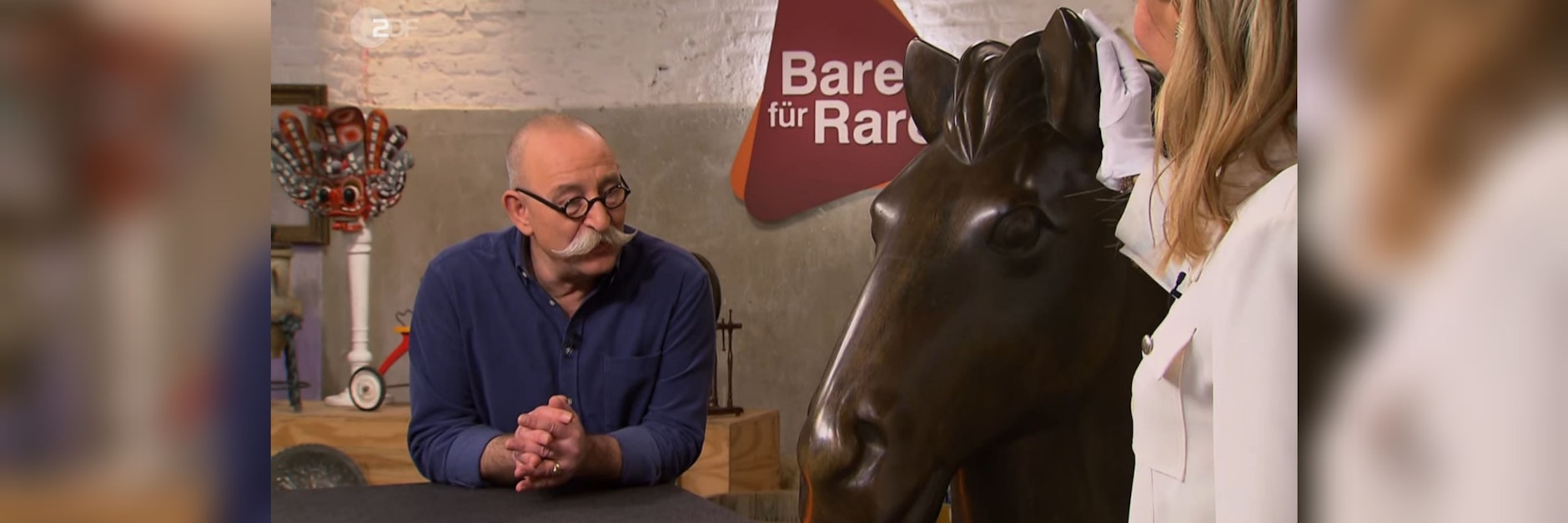 Moderator Horst Lichter ist beeindruckt von dem riesigen Pferdekopf, der bei „Bares für Rares“ den Besitzer wechseln soll.