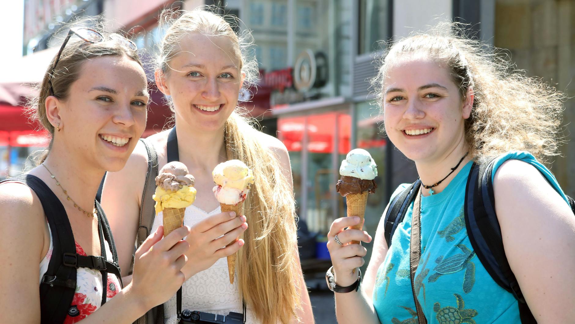 Julia (21), Lena (21) und Morgan (20) bekämpfen die Temperaturen mit Eis. 