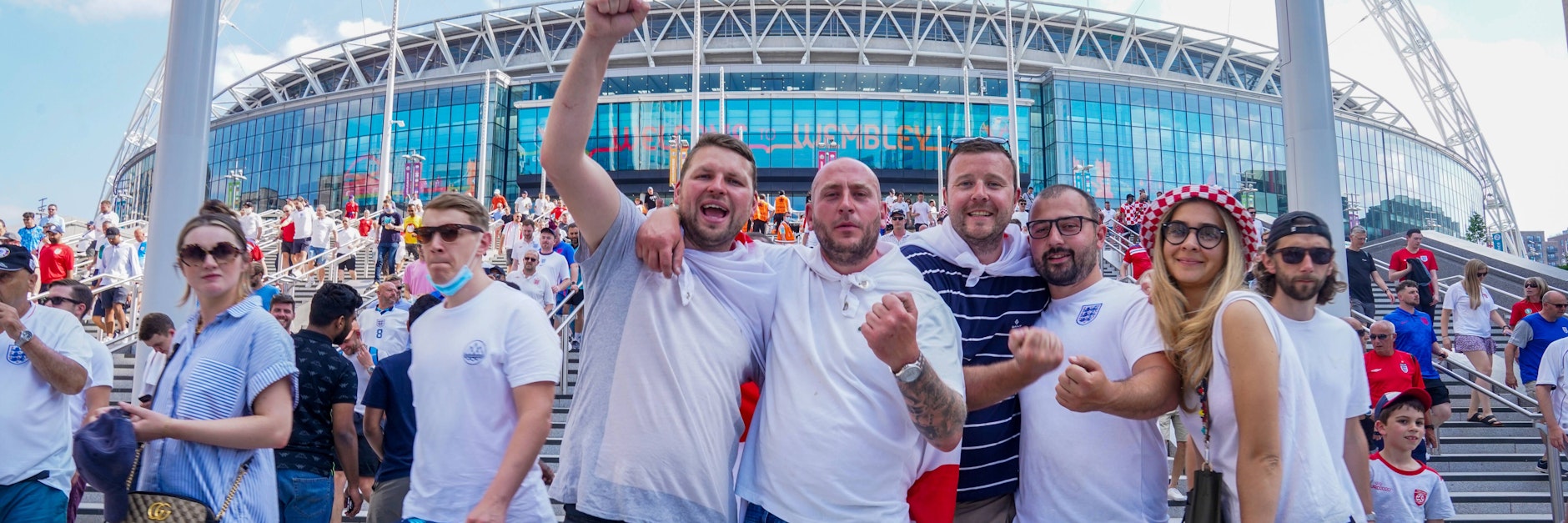 England-Fans feiern vor dem Londoner Wembley-Stadion. Wie lange das noch geht, weiß keiner.