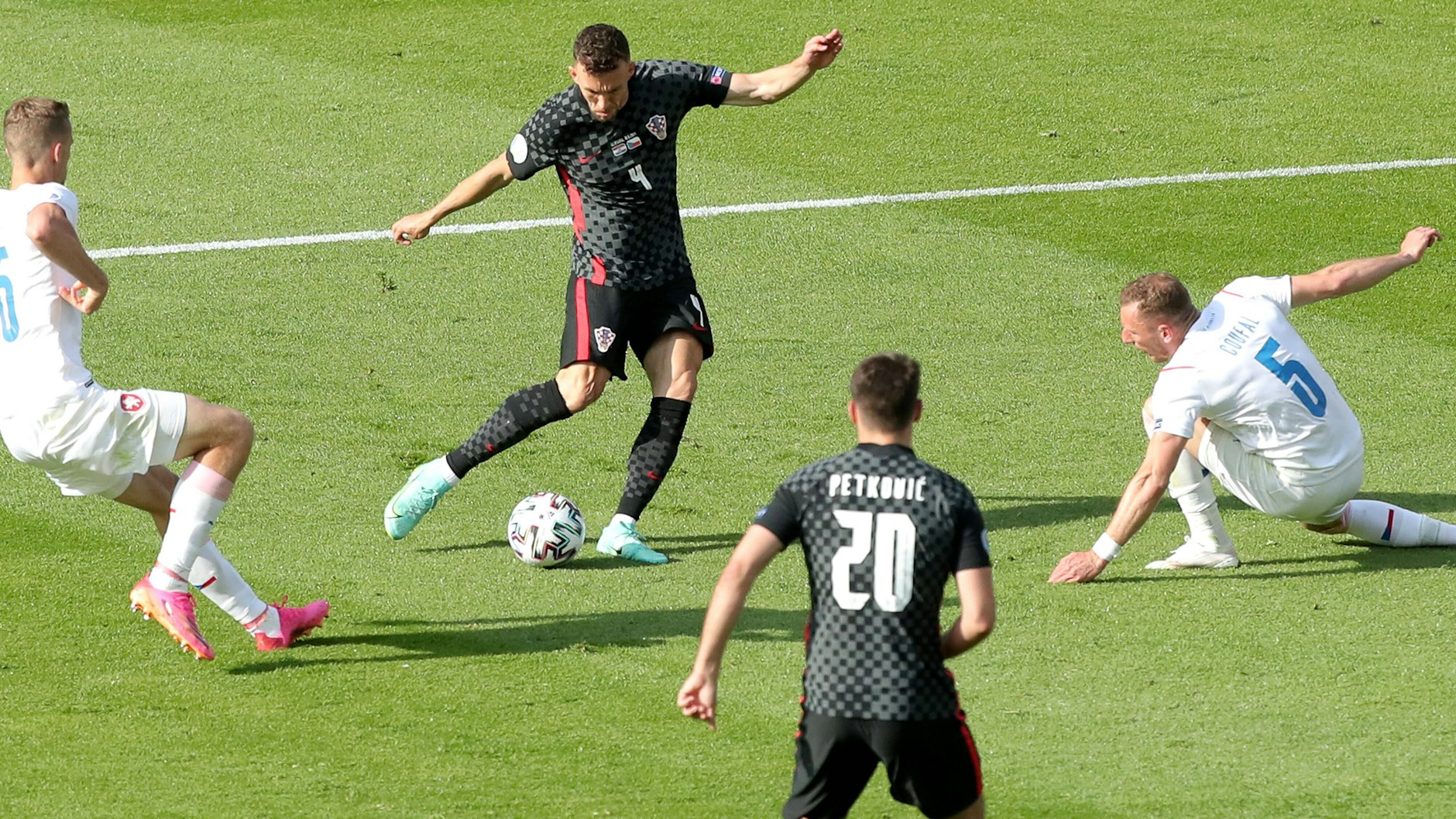 Kroatiens Ex-Bundesliga-Profi Ivan Perisic zieht von rechts nach innen und trifft zum 1:1 gegen Tschechien.&nbsp;