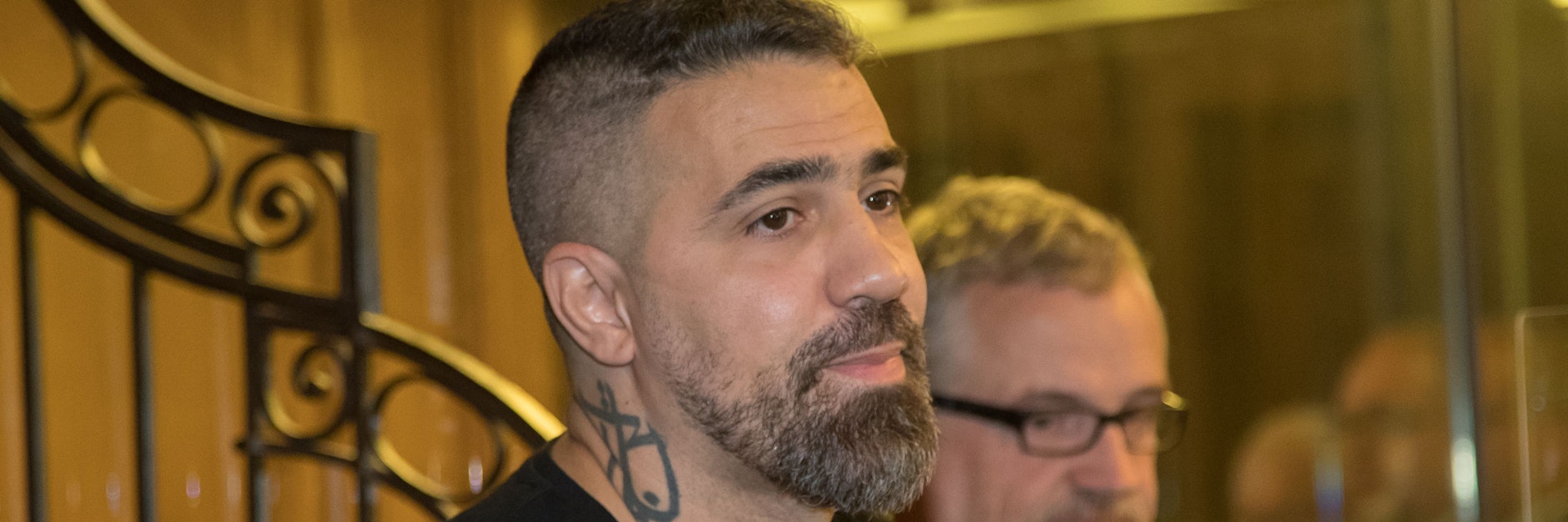 Rapper Bushido mit seinem Rechtsanwalt im Gerichtsaal.