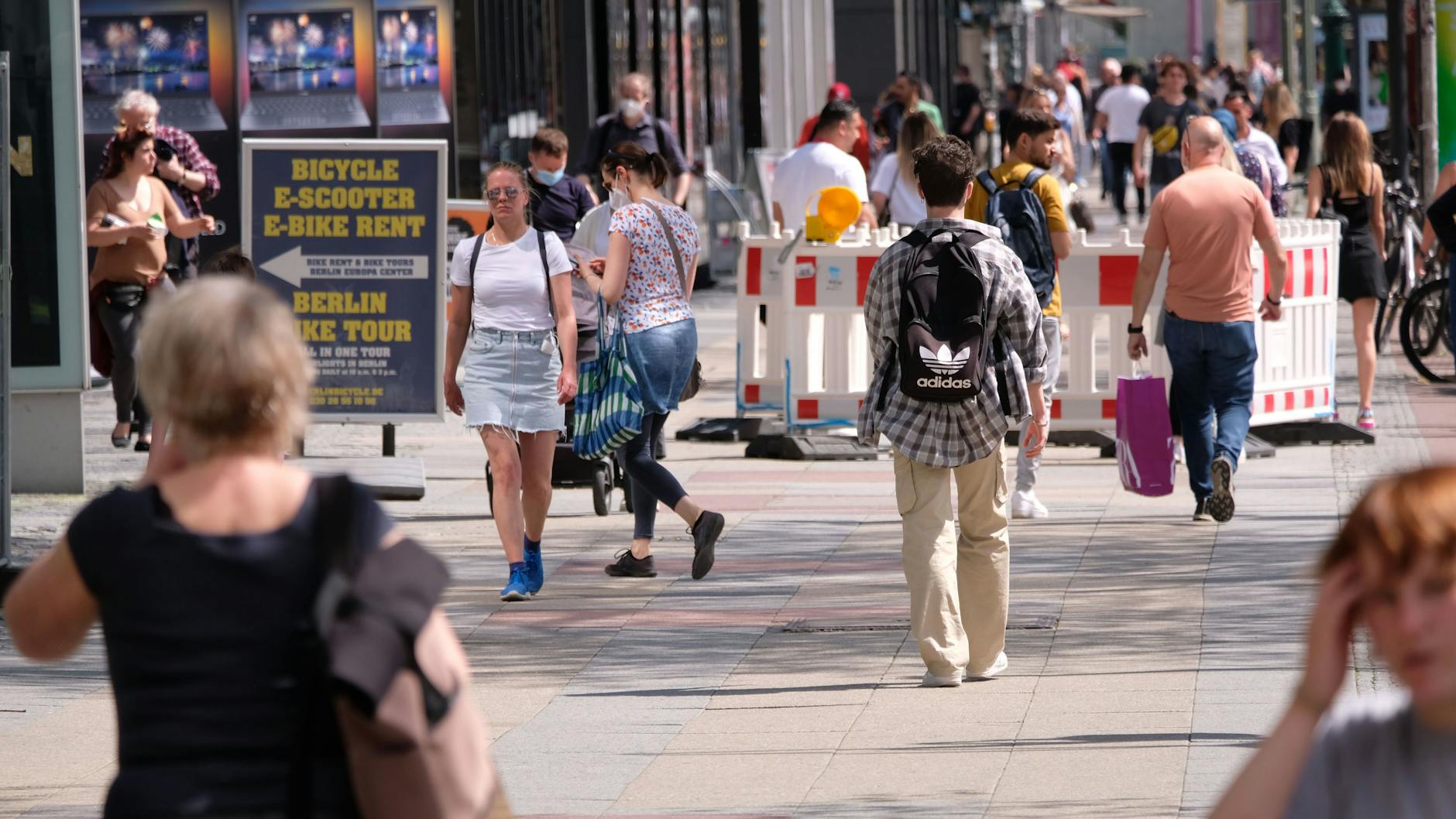 Berlin hat am Freitag umfassend die Corona-Beschränkungen gelockert. Shopping auf dem Kudamm ist ohne weiteres möglich. Doch die Delta-Variante macht auch an der Stadtgrenze nicht halt (Archivbild).<br>