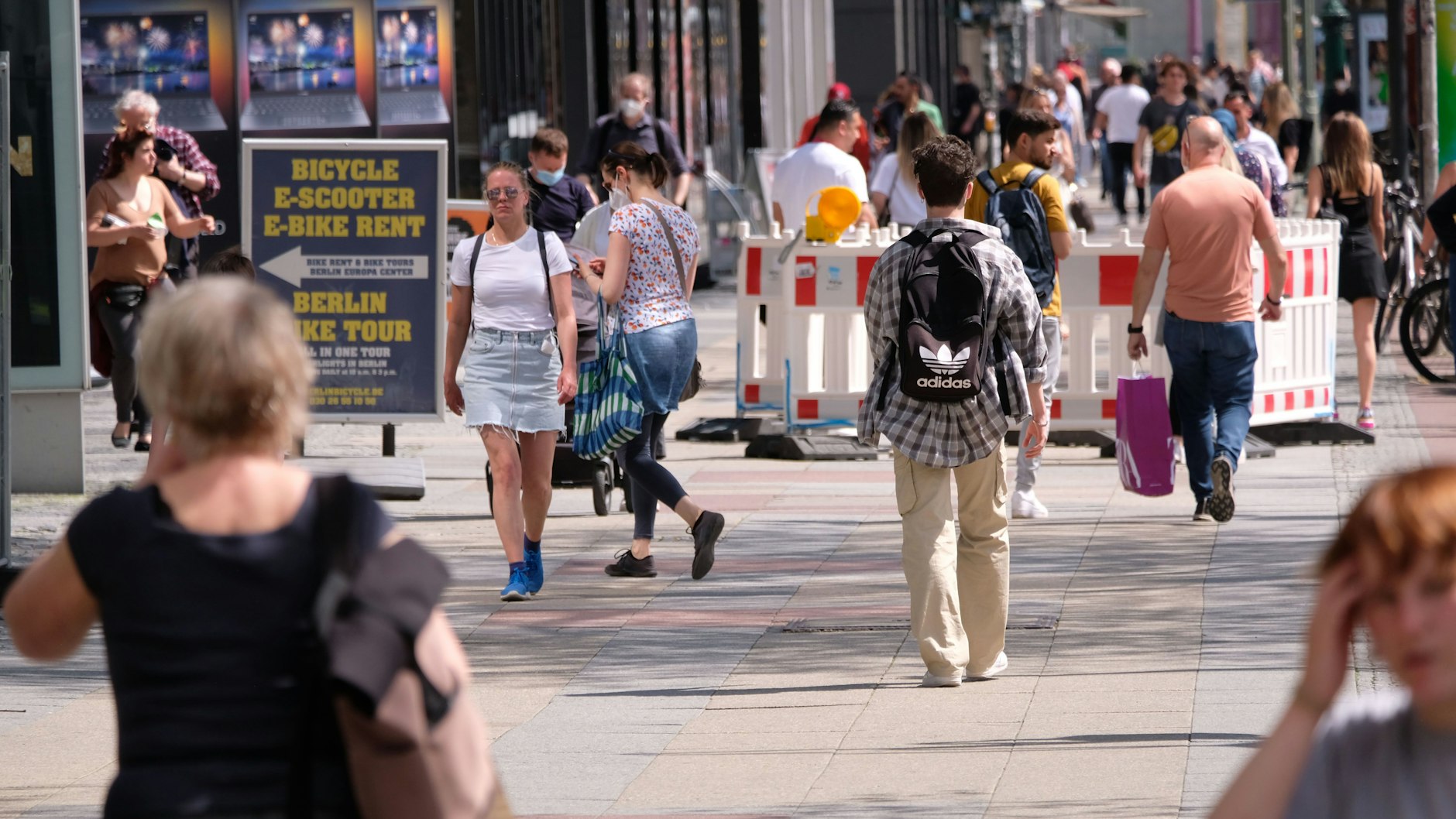 Berlin hat am Freitag umfassend die Corona-Beschränkungen gelockert. Shopping auf dem Kudamm ist ohne weiteres möglich. Doch die Delta-Variante macht auch an der Stadtgrenze nicht halt (Archivbild).<br>