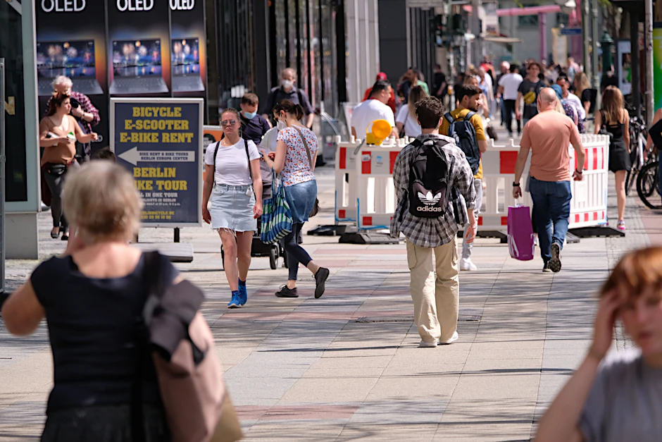 Berlin hat am Freitag umfassend die Corona-Beschränkungen gelockert. Shopping auf dem Kudamm ist ohne weiteres möglich. Doch die Delta-Variante macht auch an der Stadtgrenze nicht halt (Archivbild).<br>