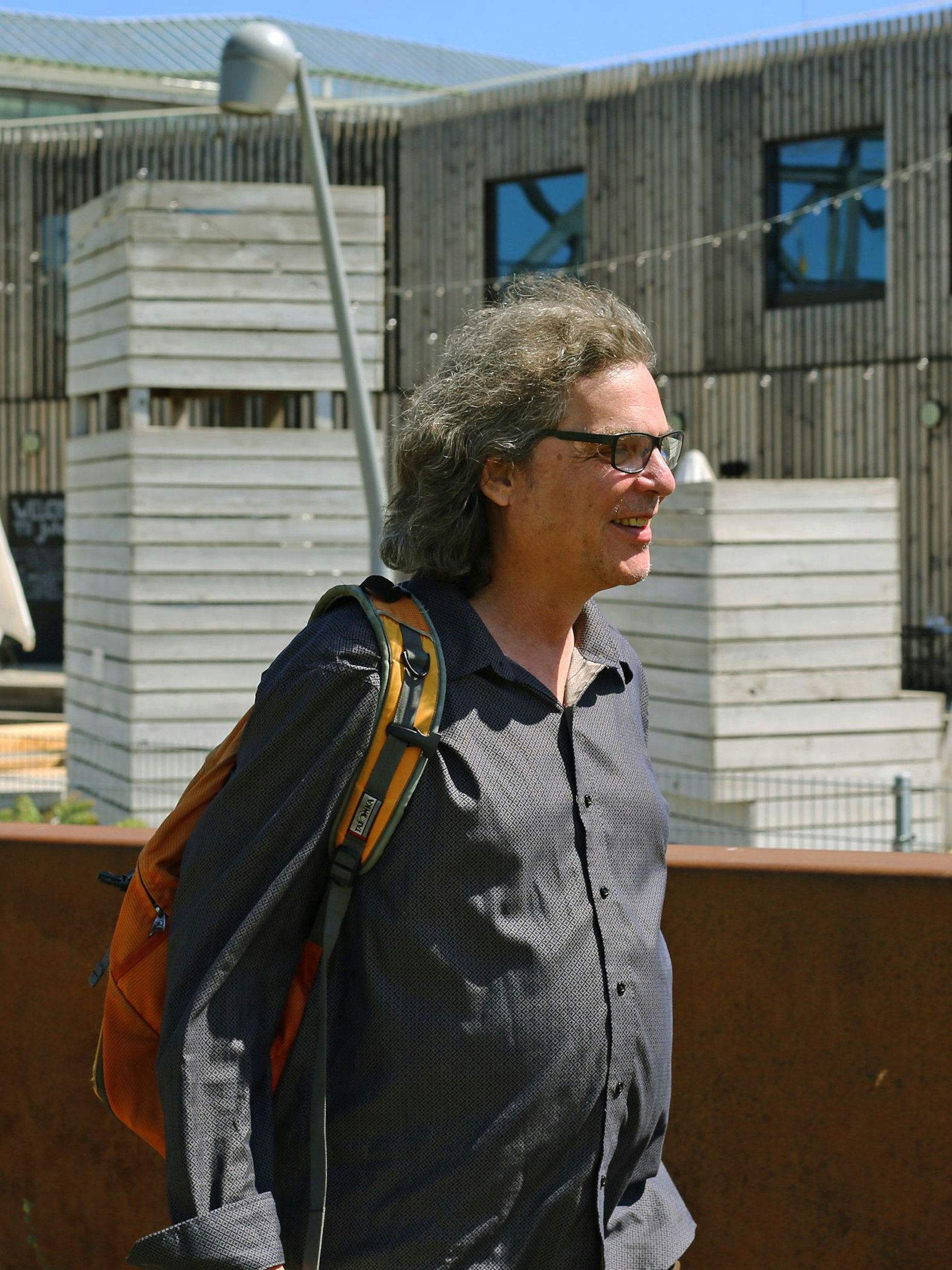 Matthias Bauer, 62, vor Modelle der Hochhäuser, die am Rand des Parks entstehen. 