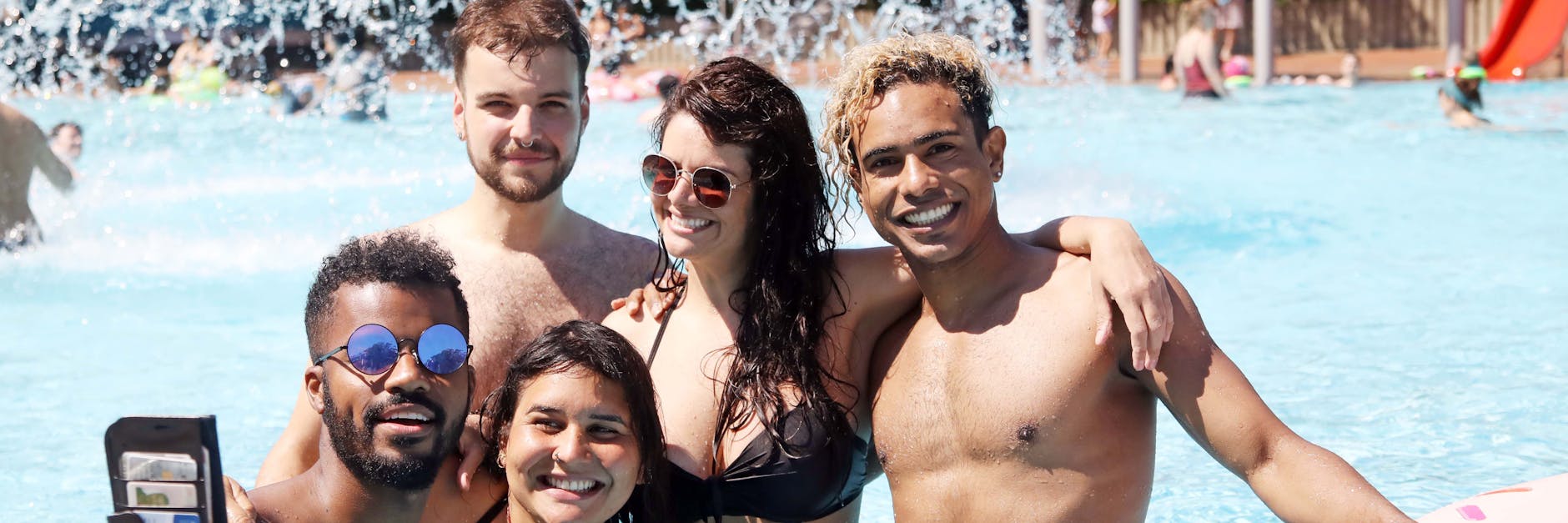 Hitzewelle in Berlin, Marco (31) macht ein Selfie von allen. Hinten Marcelo (25), Ari (38) und Victor (34). Vorn Marco und Thanny (beide 31). Sie kühlen sich im Prinzenbad ab.