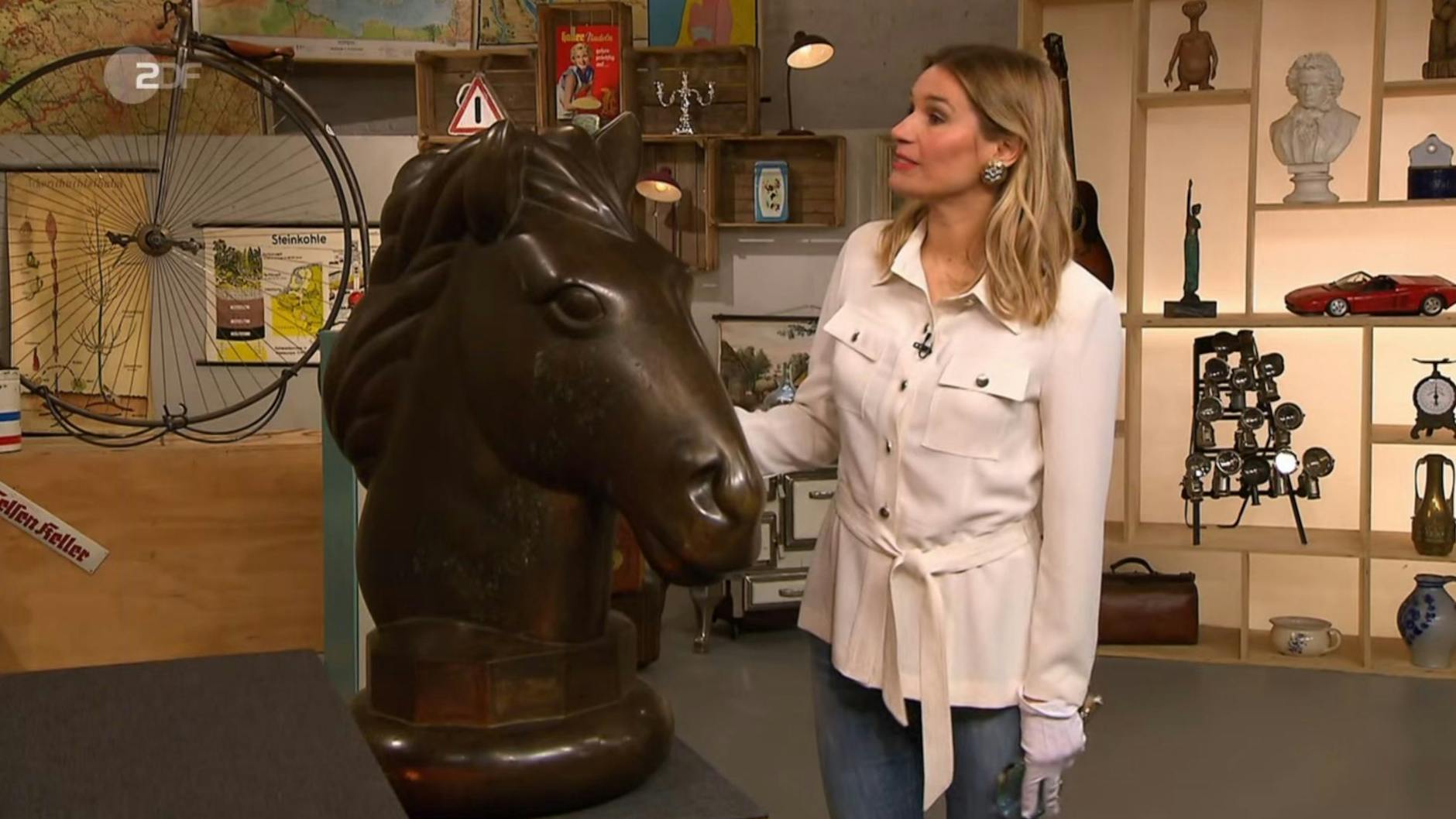 „Bares für Rares“-Expertin Dr. Bianca Berding schätzt den Preis auf 1500 bis 1800 Euro ein.