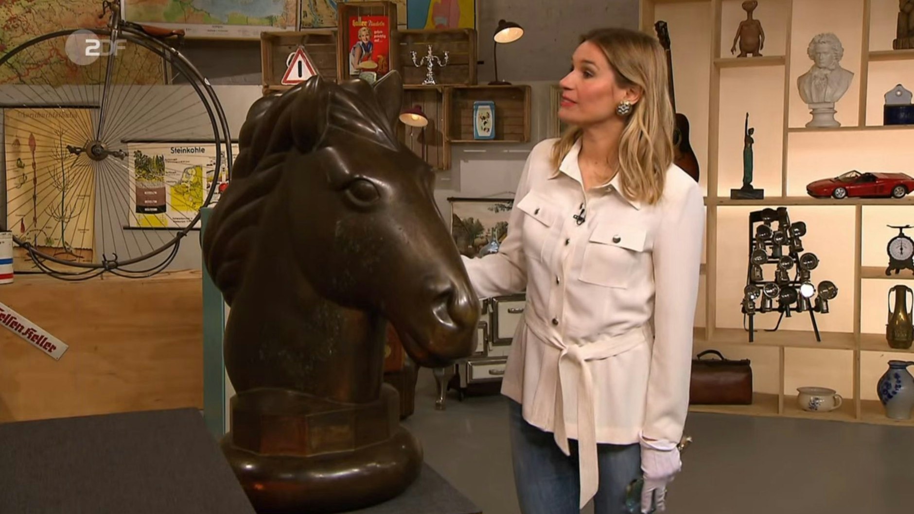 „Bares für Rares“-Expertin Dr. Bianca Berding schätzt den Preis auf 1500 bis 1800 Euro ein.