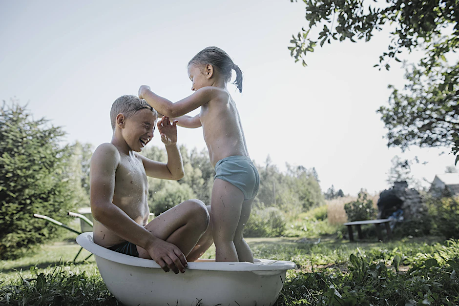 Mit oder ohne Badehose? „Körperbewusstsein entscheidet sich im Kleinkindalter“
