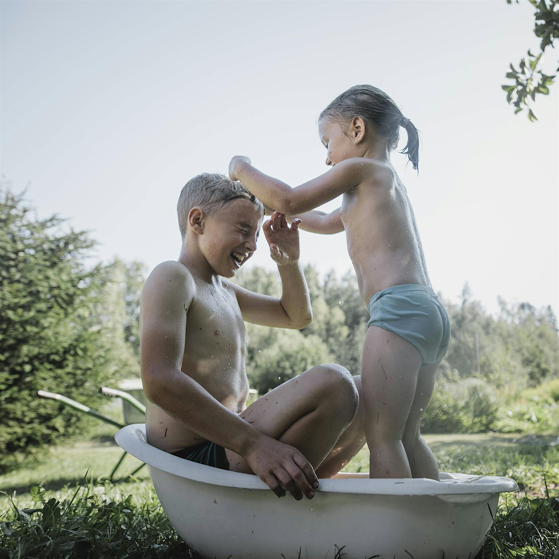 Mit oder ohne Badehose? „Körperbewusstsein entscheidet sich im Kleinkindalter“