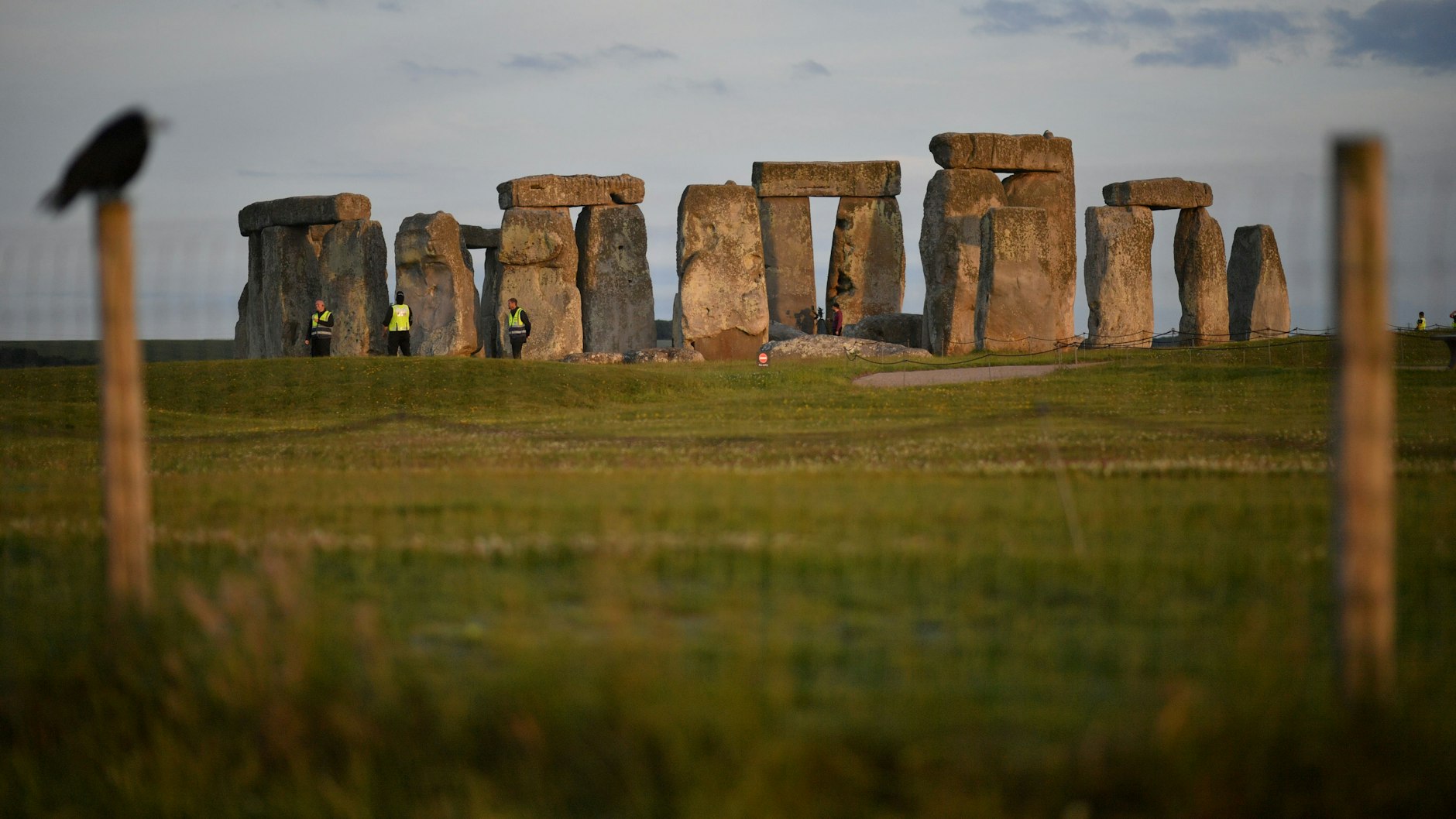 Sicherheitskräfte patrouillieren vor dem Bauwerk Stonehenge.