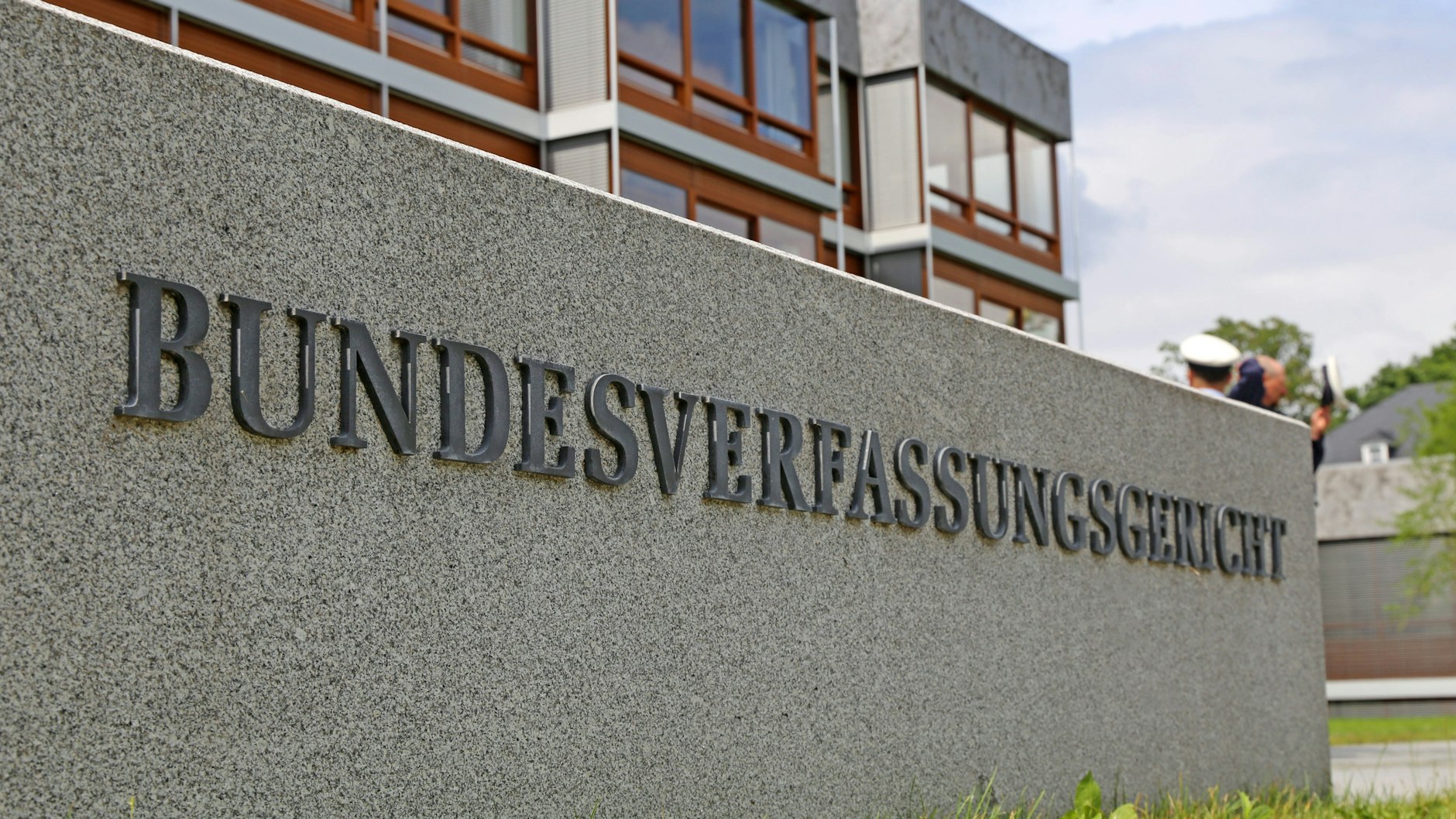 Das Bundesverfassungsgericht hat entschieden: Die Verfassungsbeschwerde eines Corona-Genesenen aus Berlin ist unzulässig.&nbsp;