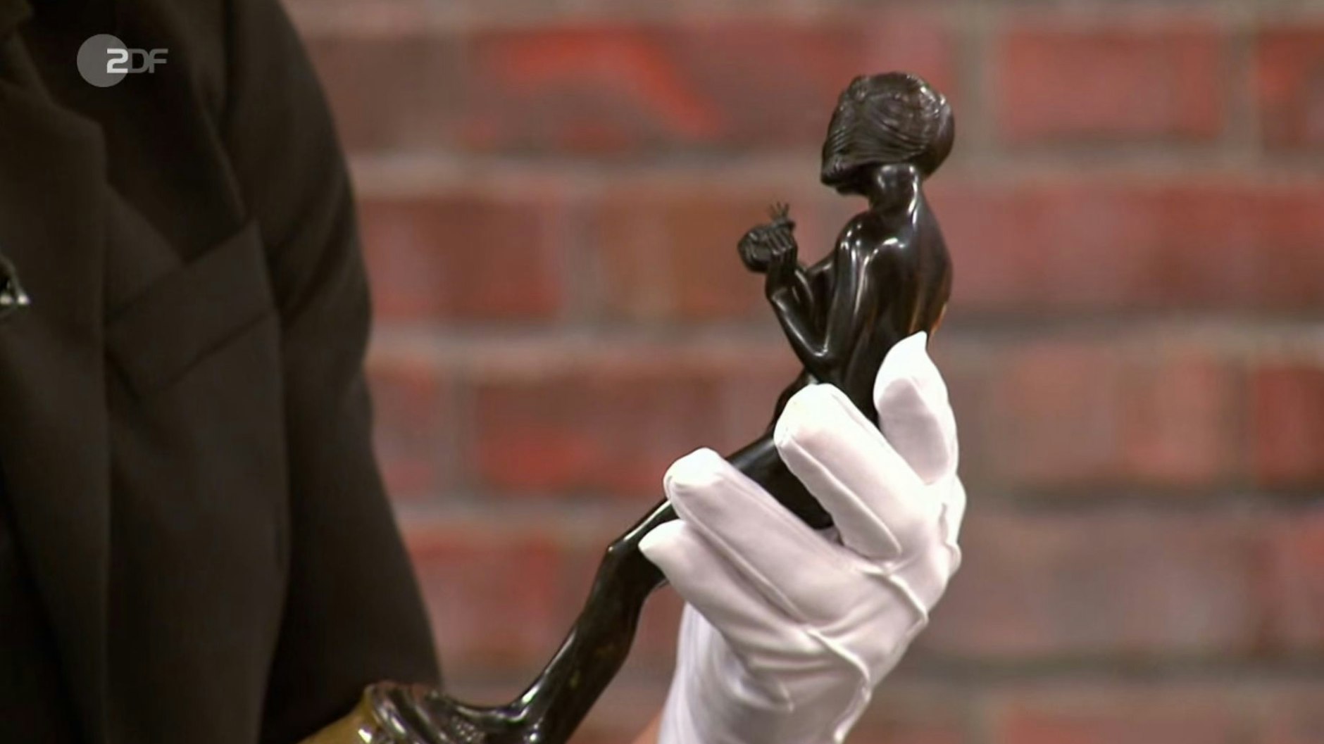 „Bares für Rares“-Händlerin Susanne Steiger bestaunt die Figur, die sie schon einmal besessen hatte.