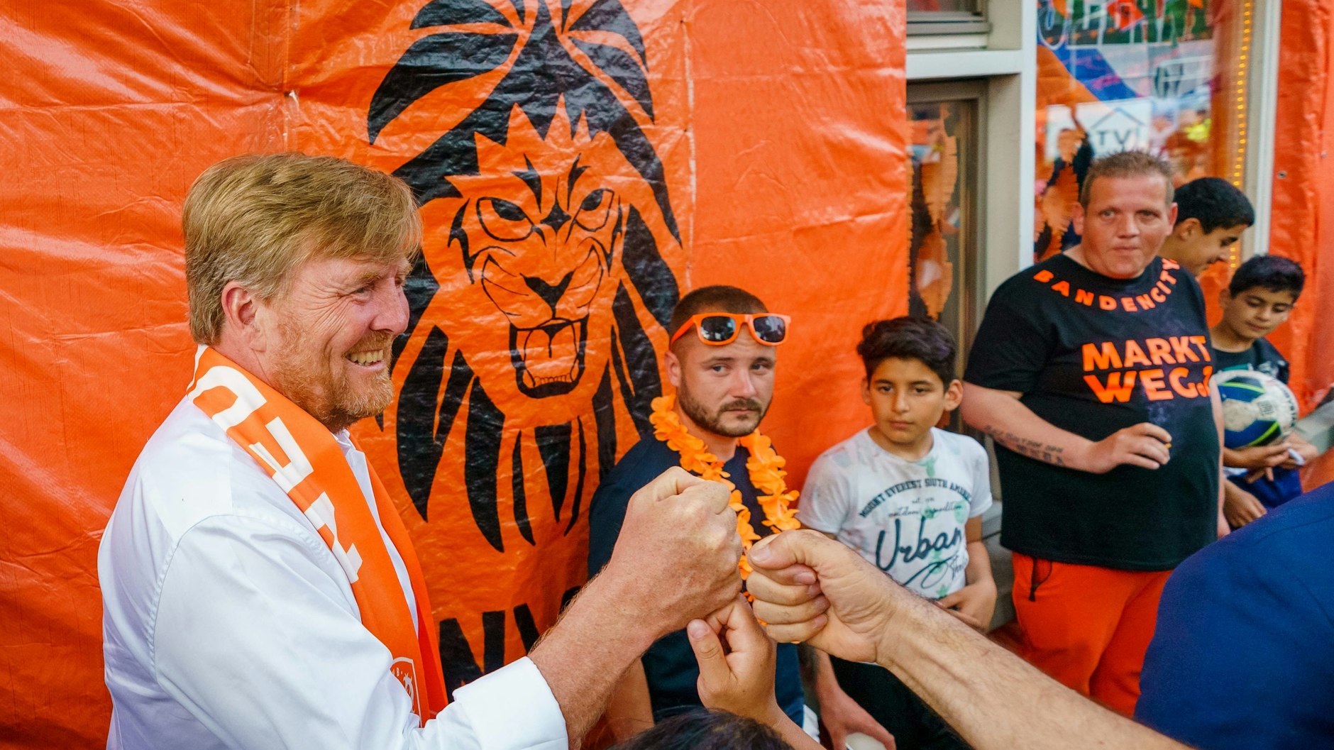 Der niederländische König Willem-Alexander nimmt es mit den Abstandsregeln nicht so genau – dafür steht er aktuell in der Kritik.