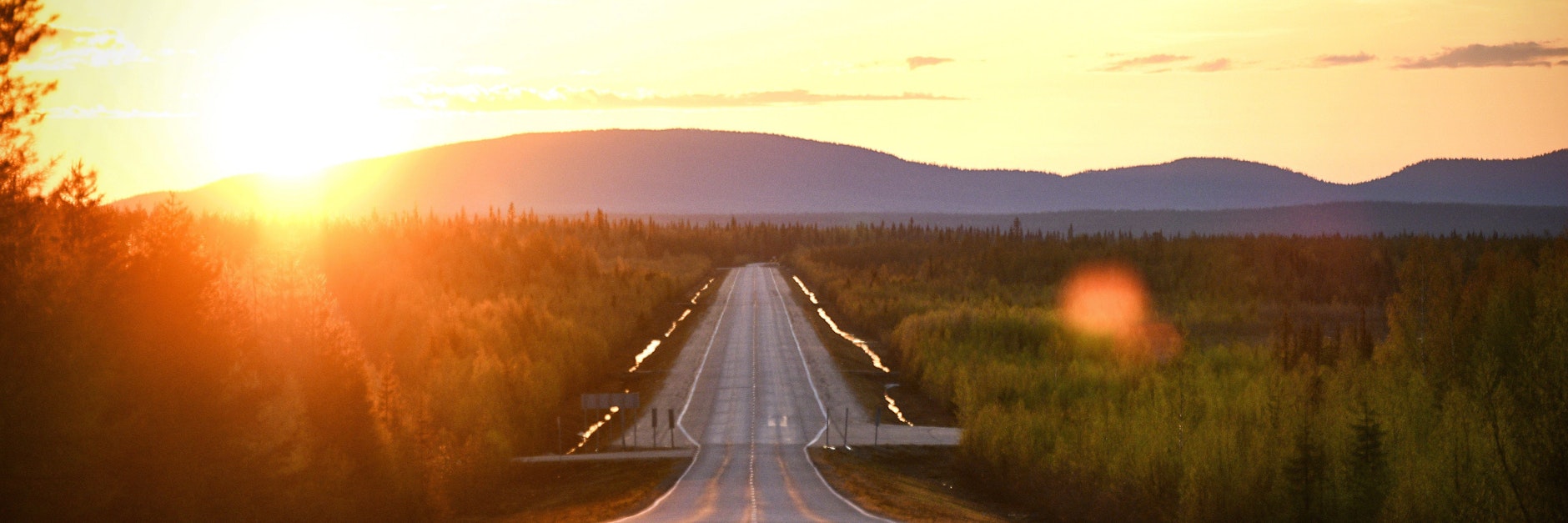 In der finnischen Gemeinde Kittilä, mehr als 100 Kilometer nördlich des Polarkreises, scheint bei Nacht die Sonne.