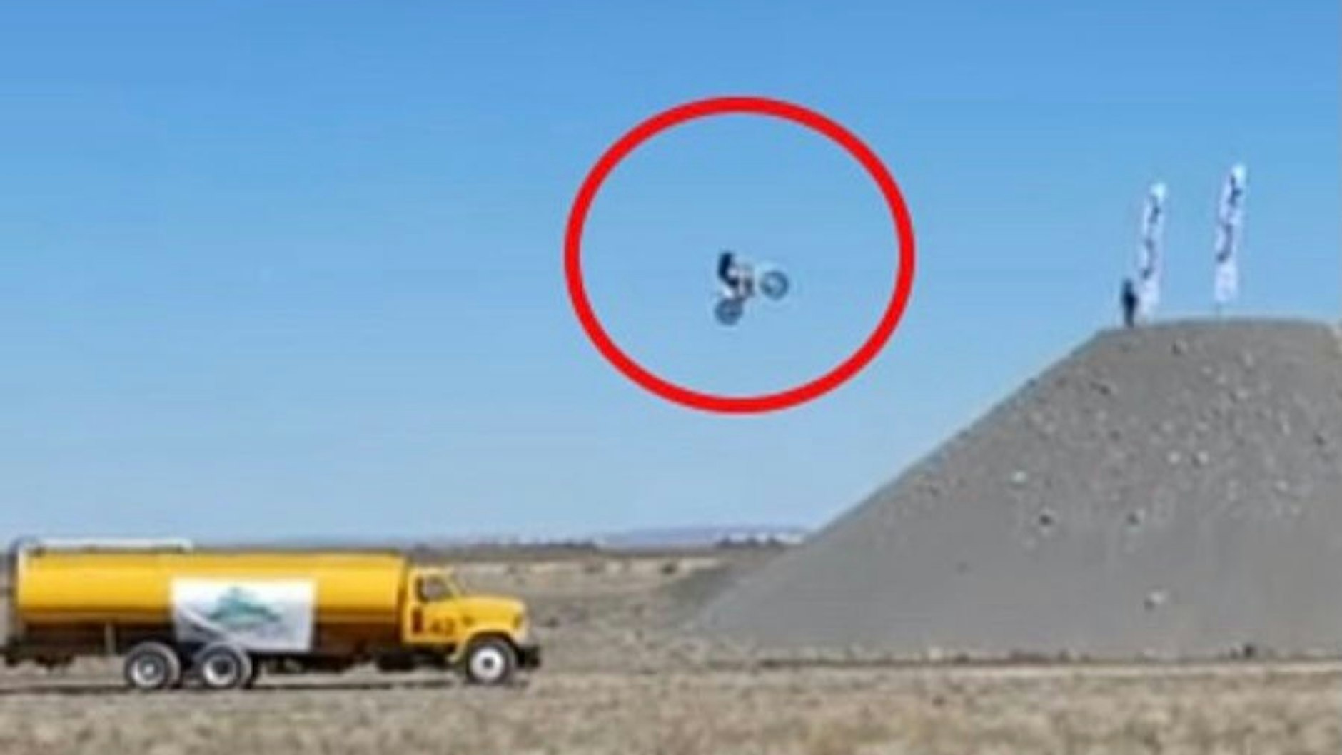 Bei diesem Sprung verunglückte Harvill.