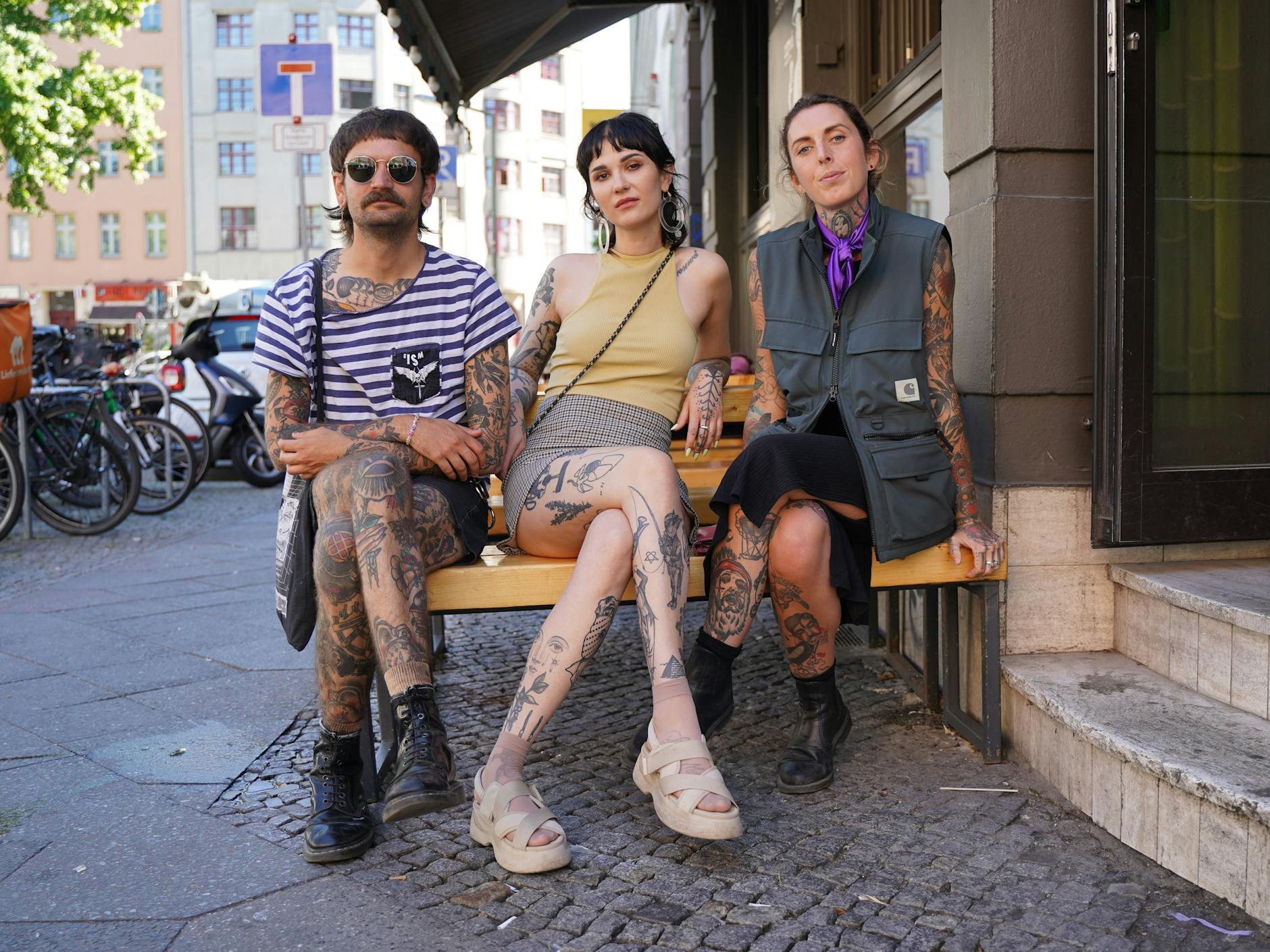 Ein Anblick für die Götter! Die Modedesignerin, Illustratorin und Tätowiererin Simone (Mitte) betreibt seit 2017 das Tattoo-Studio Chrom 6. Sie ist flankiert von ihren Mitarbeitern Anna und Jack.