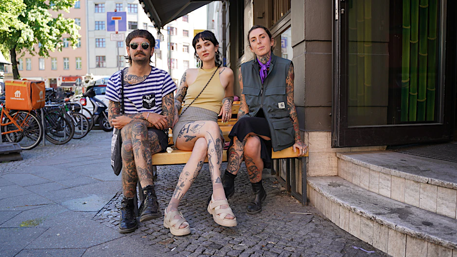 Ein Anblick für die Götter! Die Modedesignerin, Illustratorin und Tätowiererin Simone (Mitte) betreibt seit 2017 das  Tattoo-Studio Chrom 6. Sie ist flankiert von ihren  Mitarbeitern Anna und Jack.