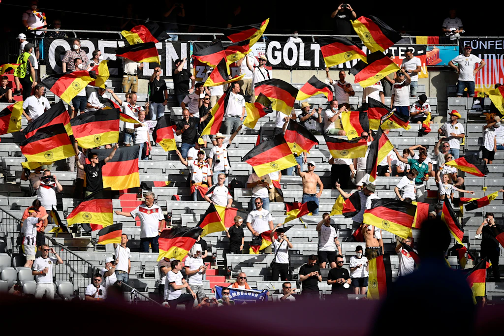Minister kritisiert Masken-Ignoranz im Münchner Stadion