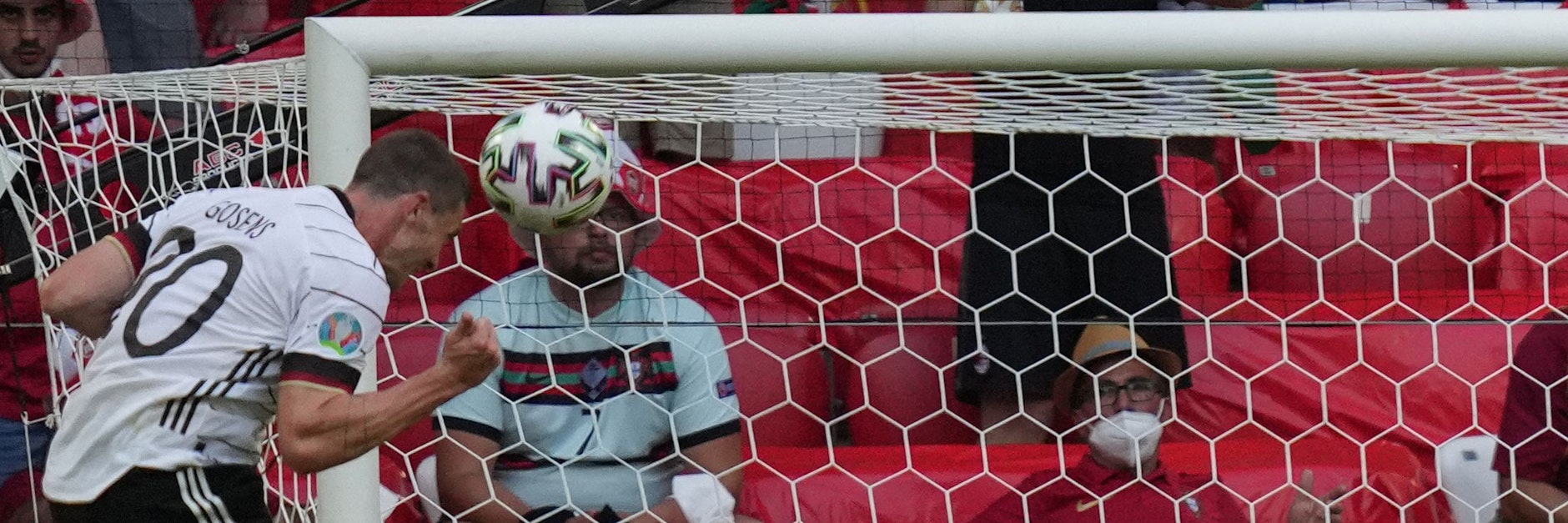 Robin Gosens&nbsp; köpft druckvoll zum 4:1 gegen Portugal ein.