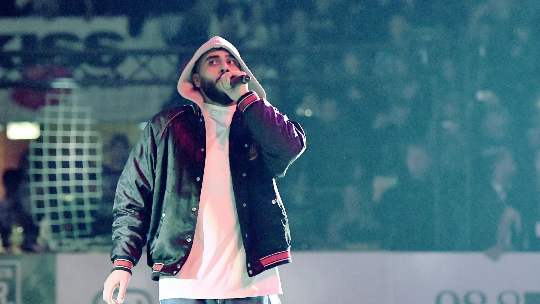 Der Berliner Rapper Samra bei einem Auftritt.