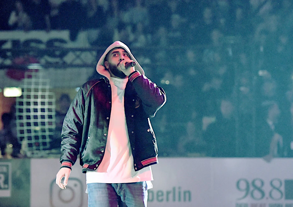 Der Berliner Rapper Samra bei einem Auftritt.